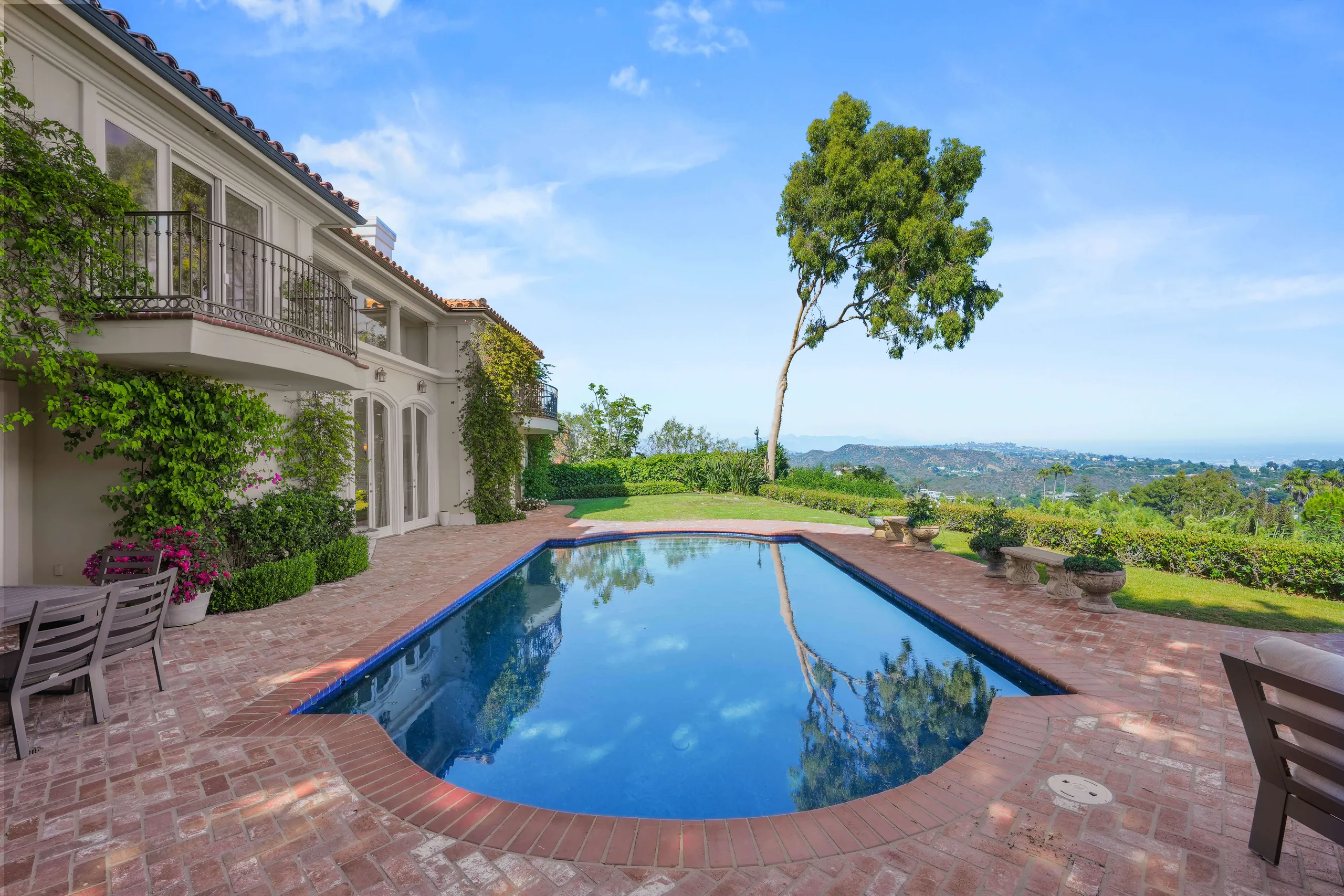 Timeless Bel Air Sanctuary with City Views, Pool & Grassy Grounds — photograph 9
