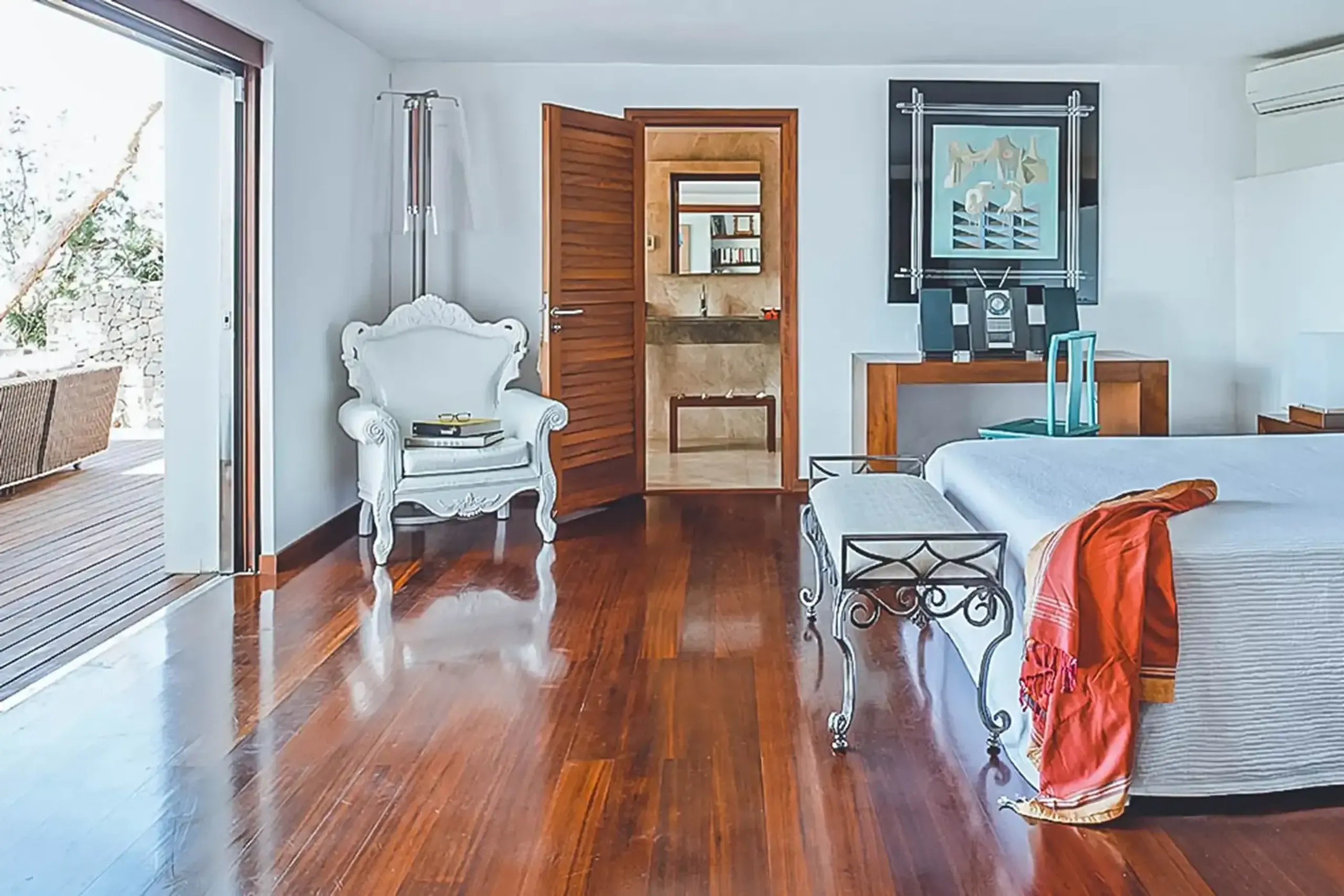 Gleaming Luxury Villa with Pool and Spectacular Views of Talamanca Bay — photograph 8