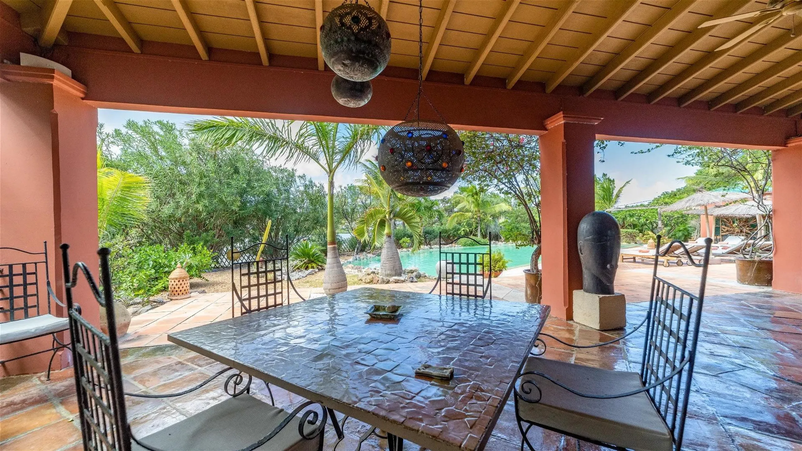 Traditional Tropical Villa with Invigorating Pool — photograph 3
