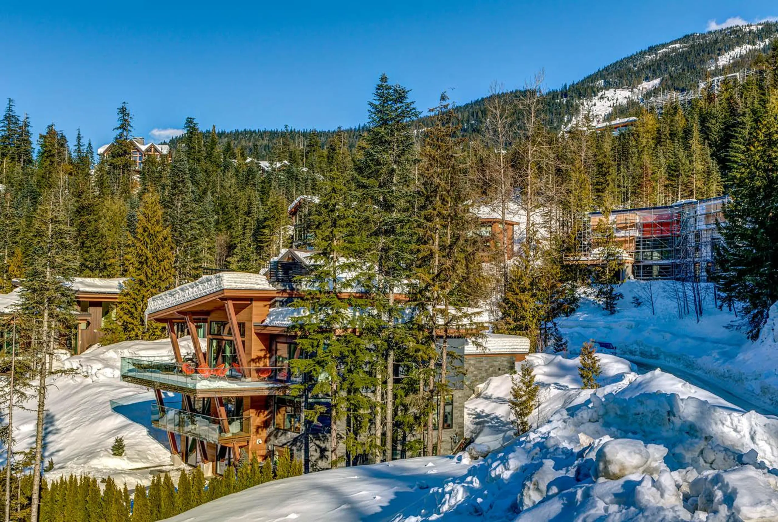 Lavish Haven with Majestic Mountain Views and Deluxe Poolside Retreat VILLAWAY® — photograph 3