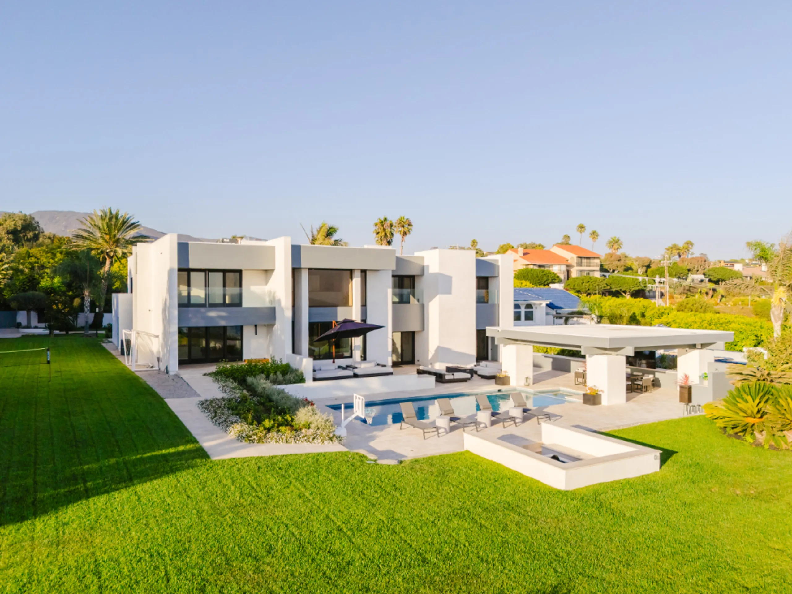 Architectural Malibu Bluffside Estate with Panoramic Ocean Views & Walkable Beach Access — photograph 7