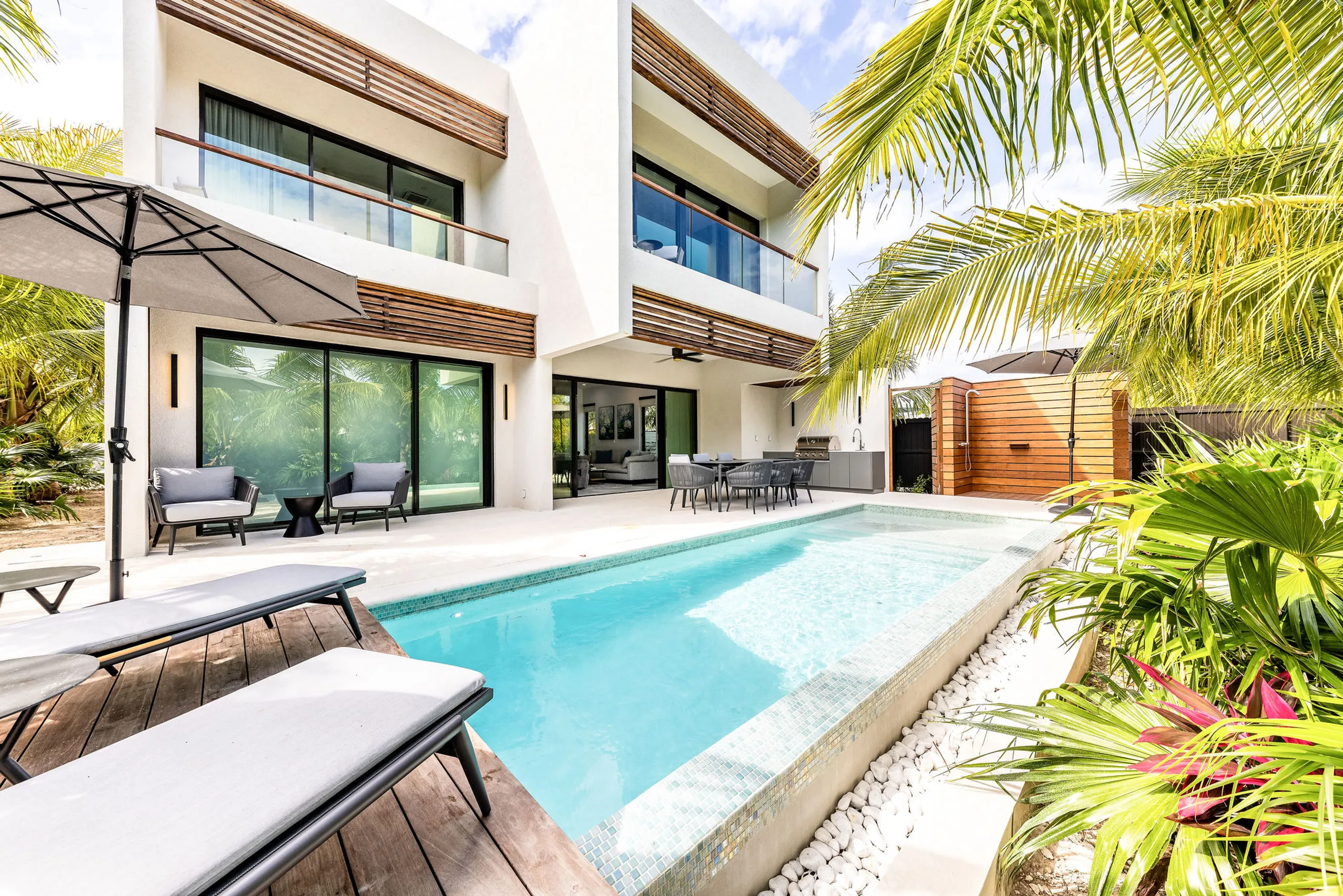 Modern 3 Bedroom Villa with Private Pool, and Lush Garden — photograph 3