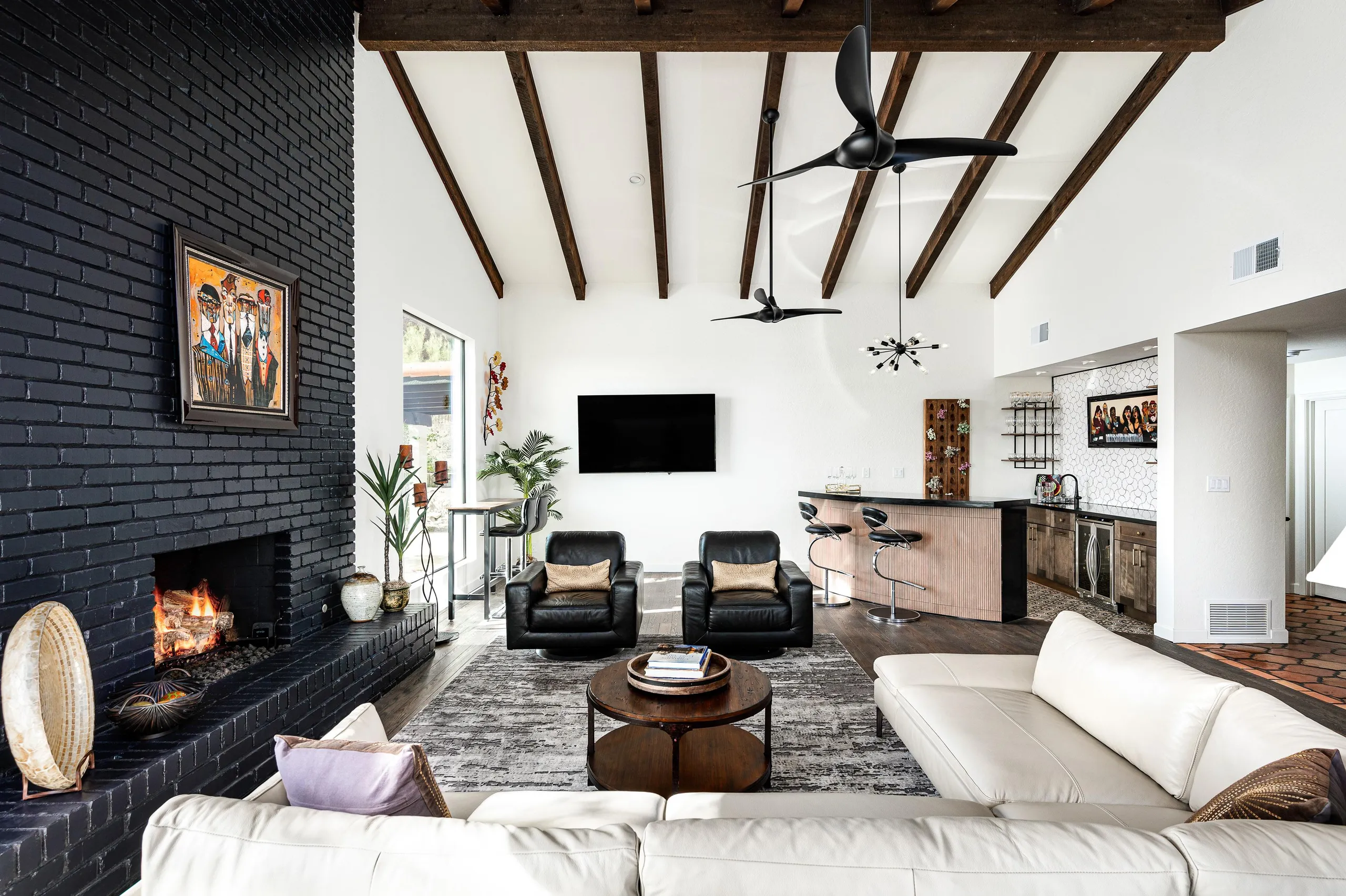Sophisticated Mid-Century Villa with Private Pool, Hot Tub, and City Views — photograph 10