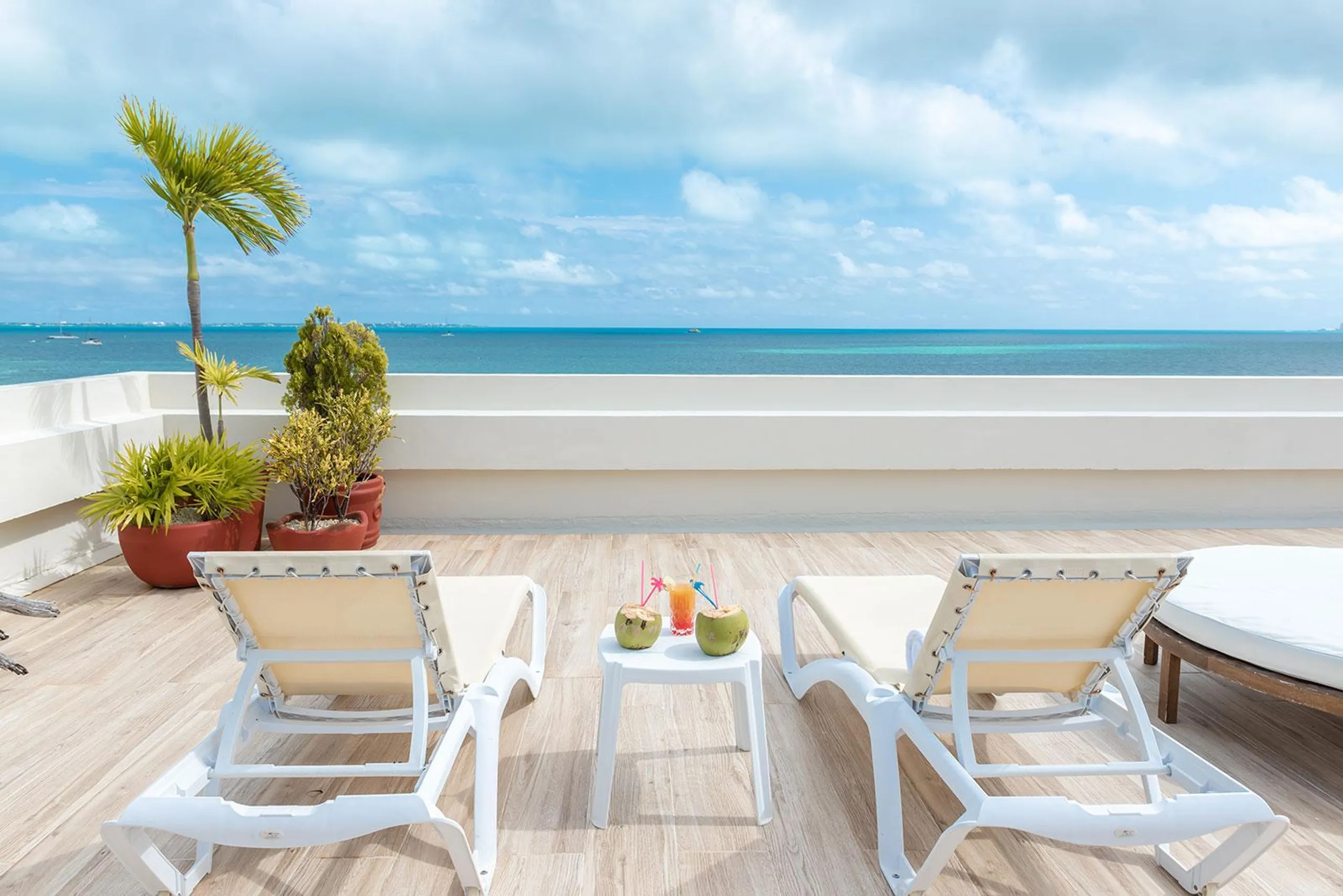 Pristine Facade Oasis with Ocean-Facing Pool — photograph 7