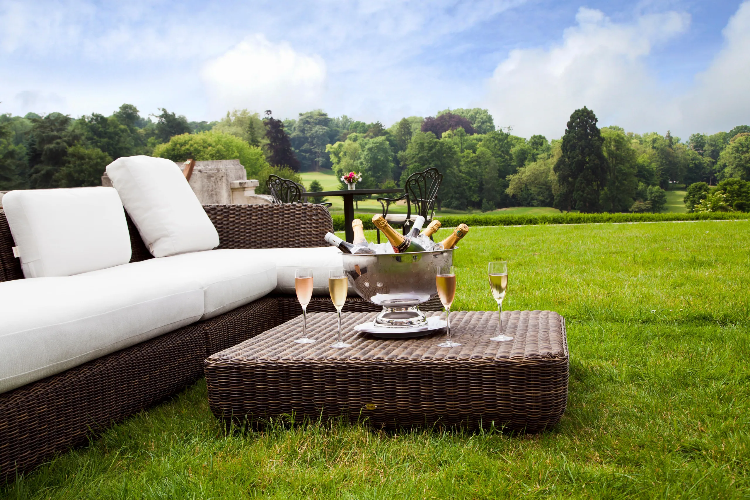 Unveiling Elegance  Retreat with 5 Suites and Breathtaking Garden — photograph 4