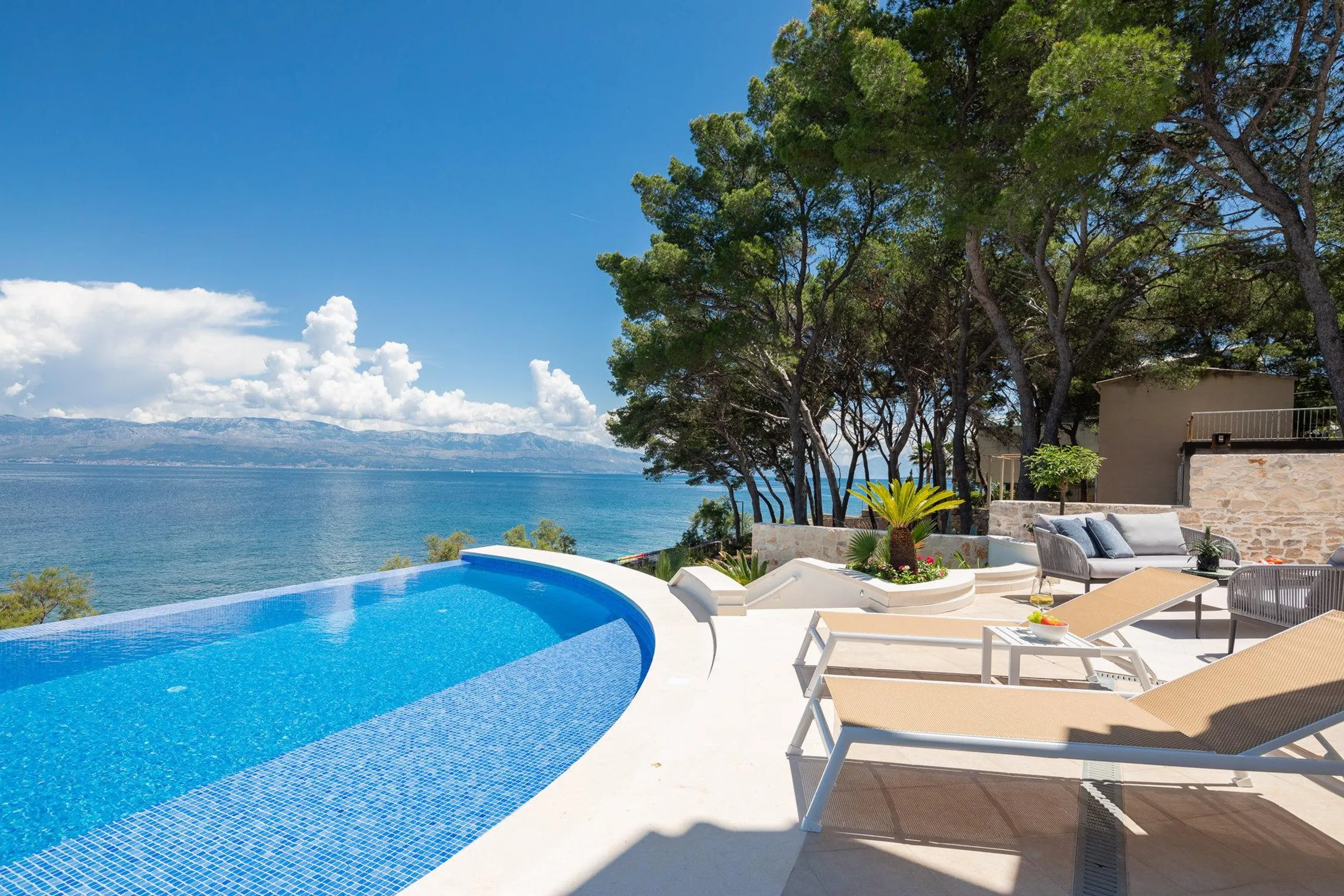 Magnificent Beachfront Villa with Infinity Pool on Brac Island — photograph 10