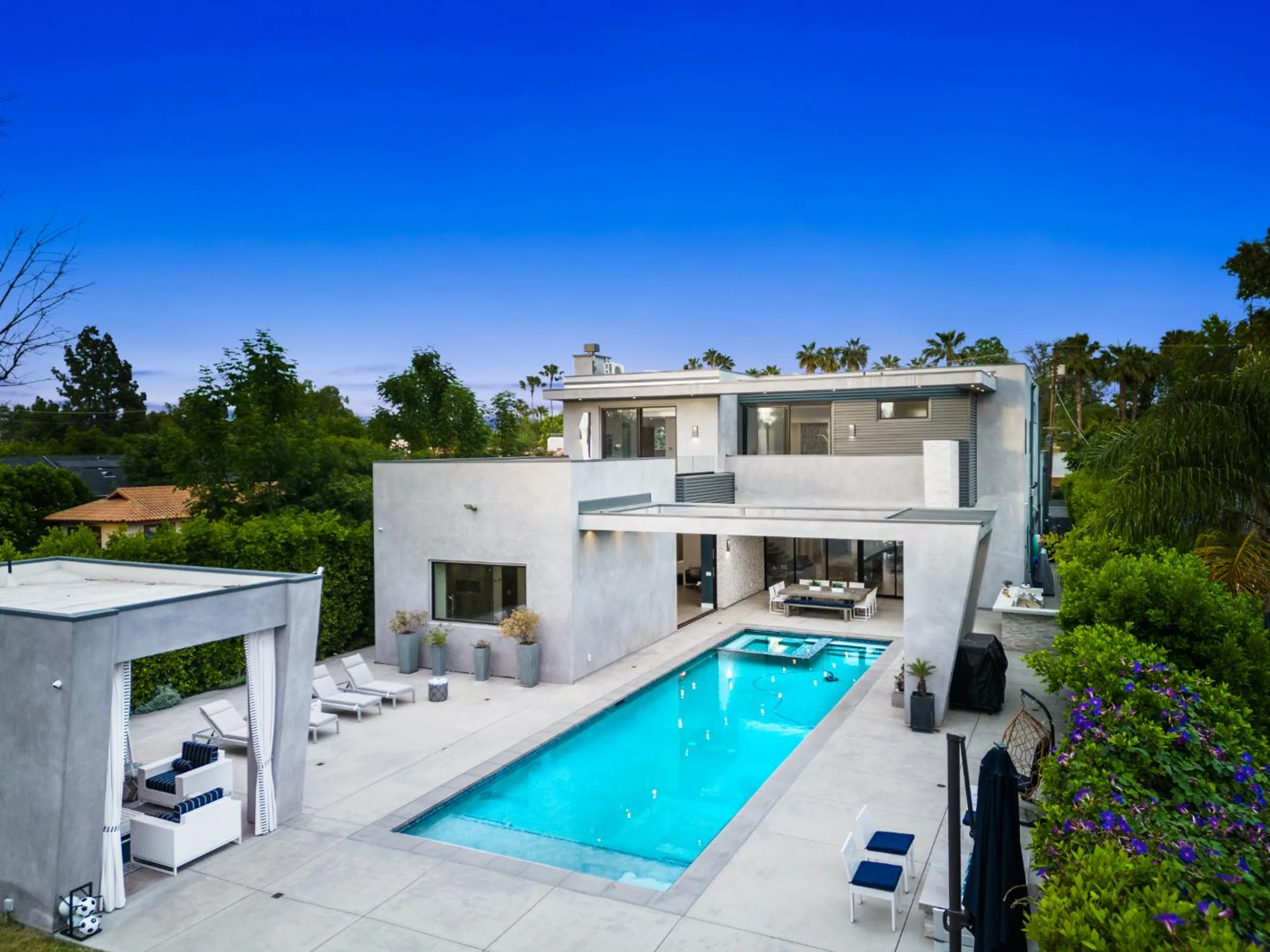 Modern Contemporary Villa with Private Pool and Luxury Lounge, Los Angeles