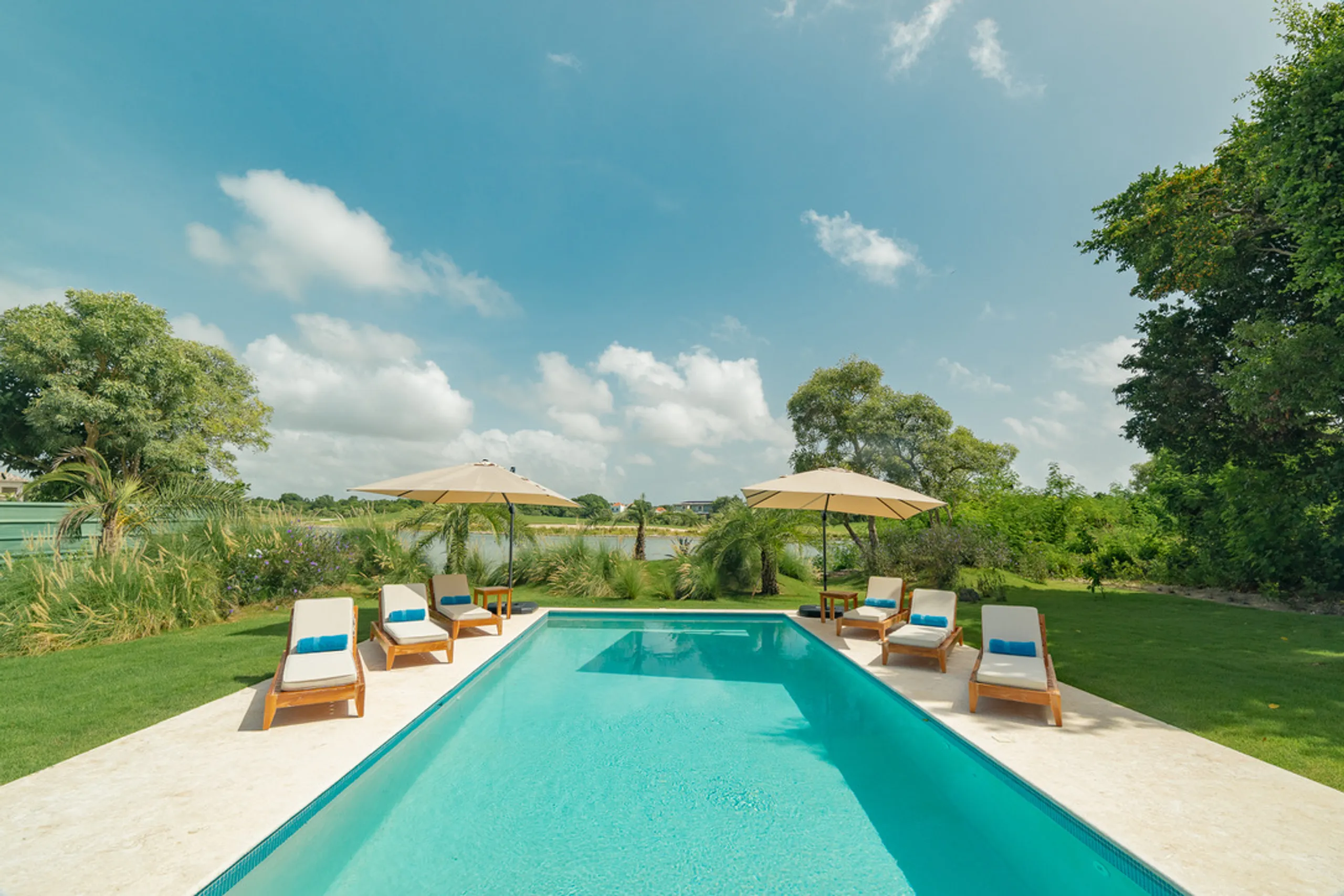 Graceful 7BDR Villa with Private Pool and Lake Views — photograph 3