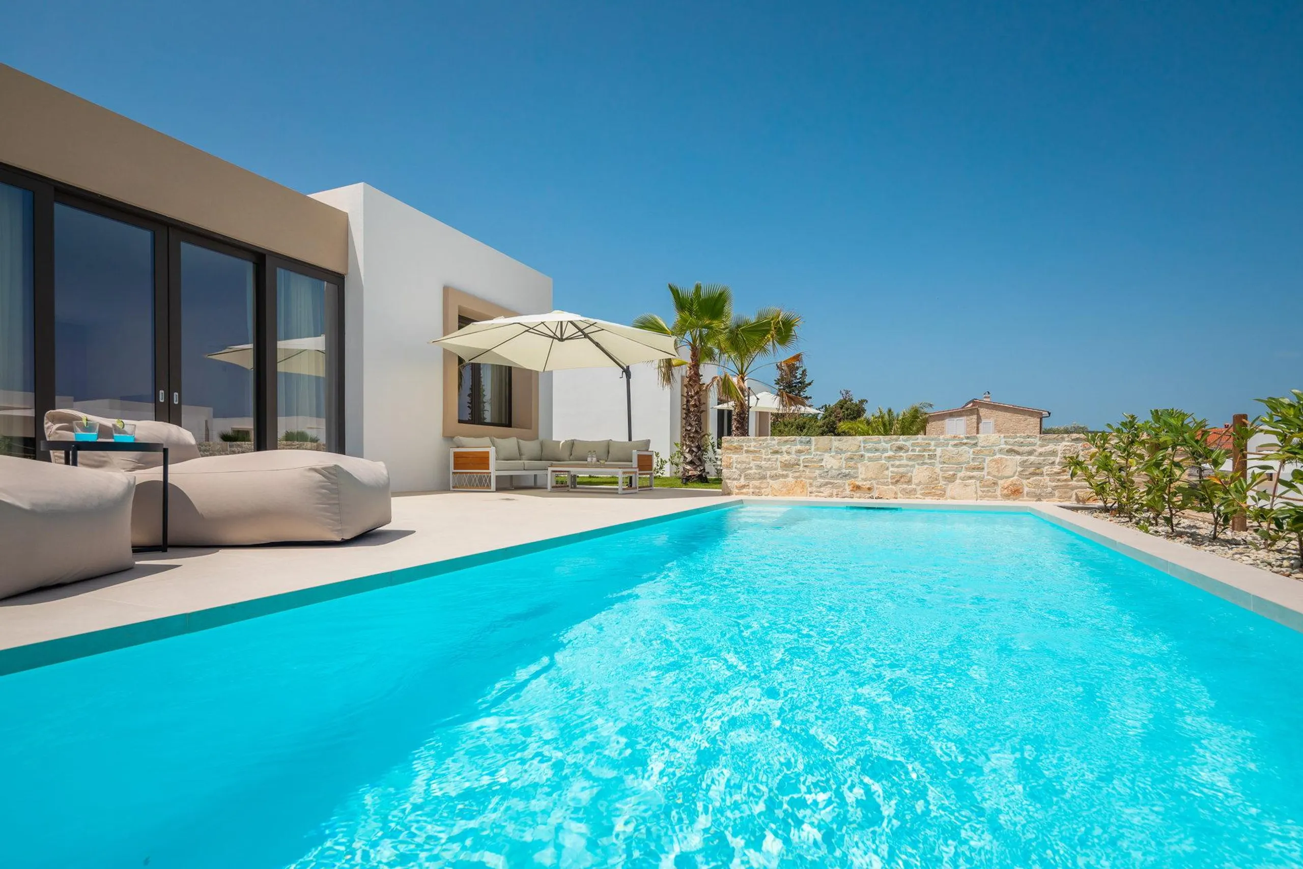Plush Villa with Pool and Captivating Sea Views — photograph 8