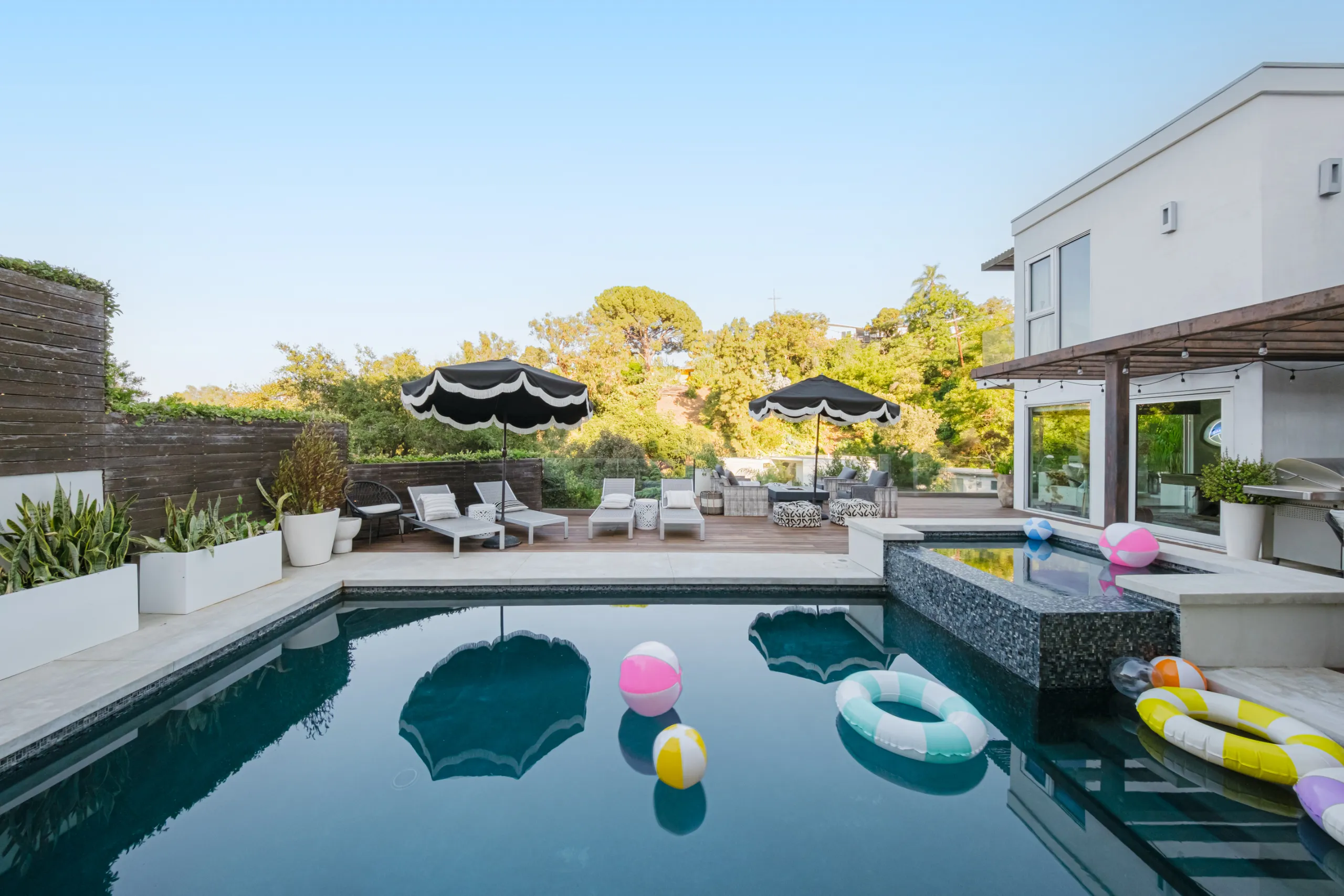Hollywood Hills Villa with Private Pool, Outdoor Entertainment and Canyon Views — photograph 4