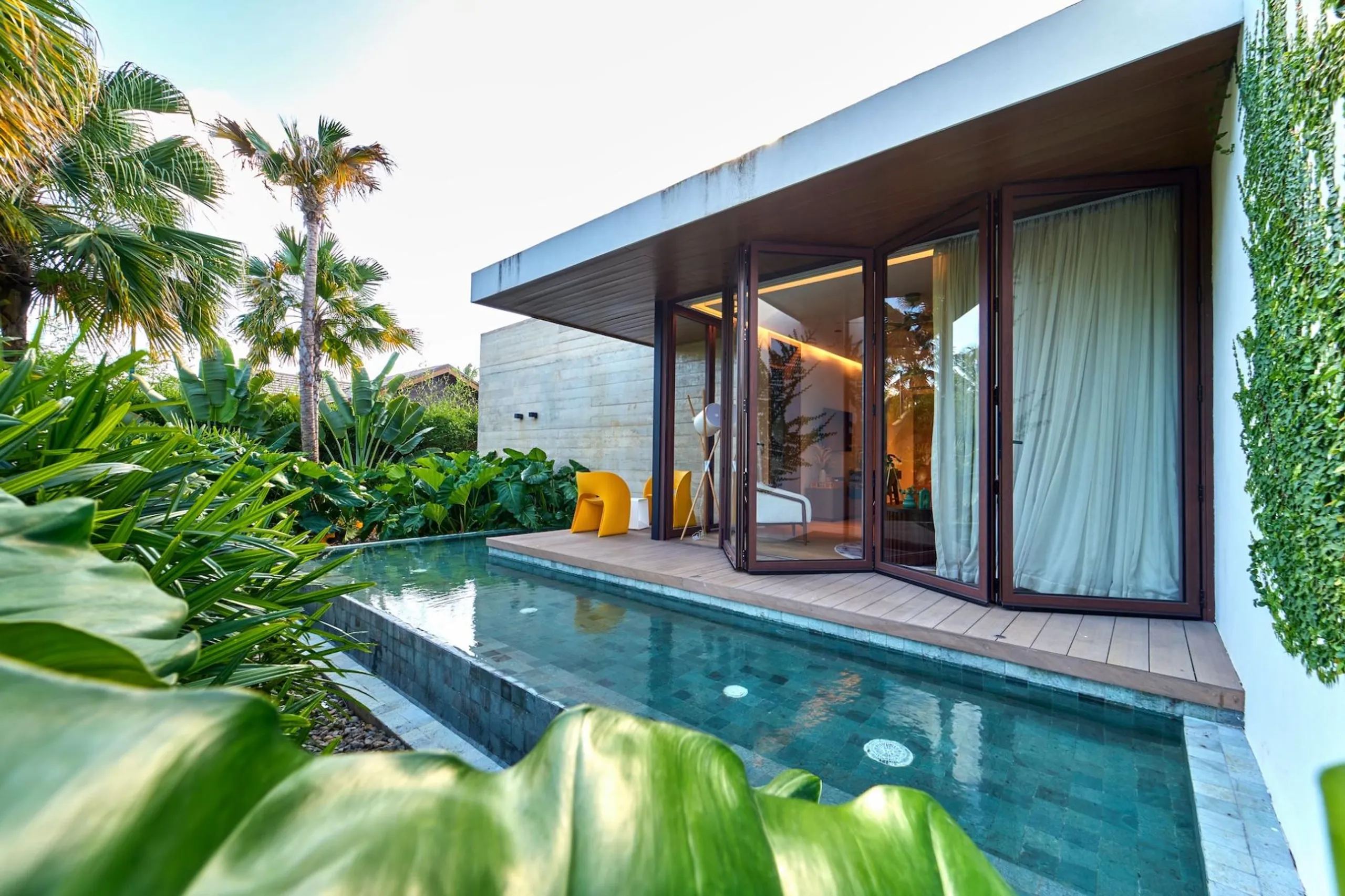 Pristine Palm West Villa with Luxury Amenities — photograph 3