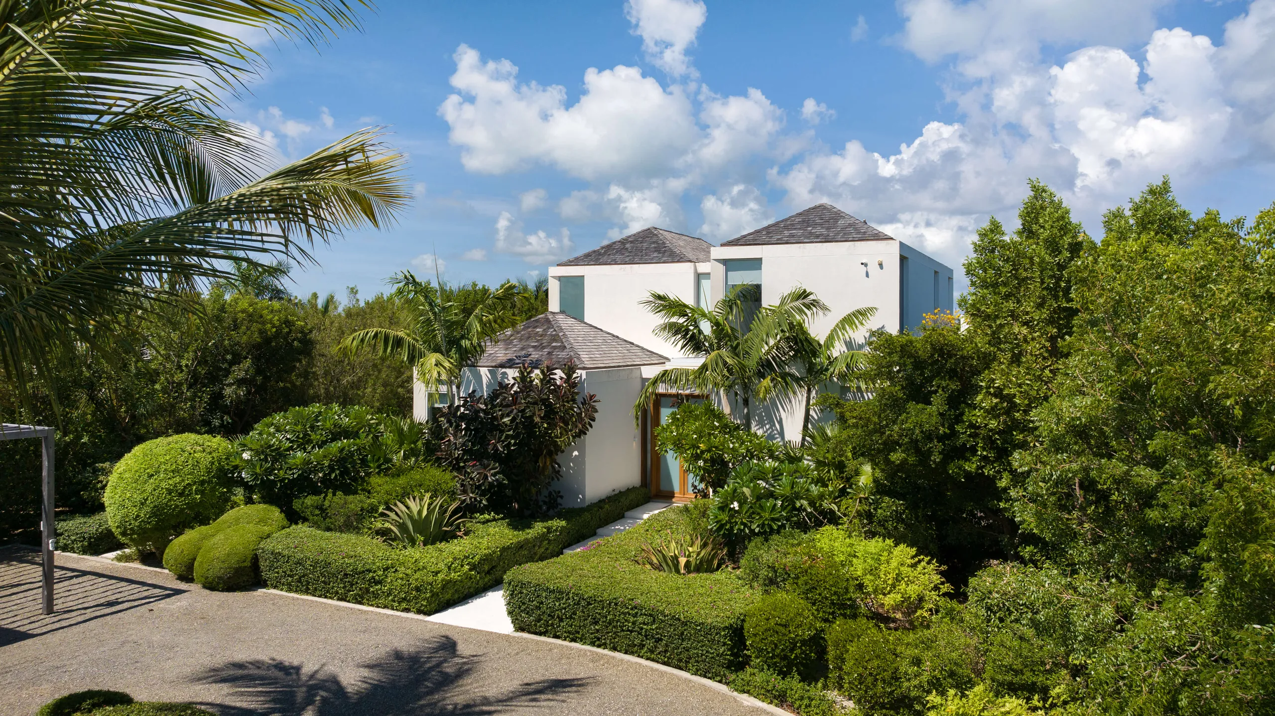 Prestigious Blue Cay Estate with Private Infinity Pool, Canal Views and Beach Access — photograph 9