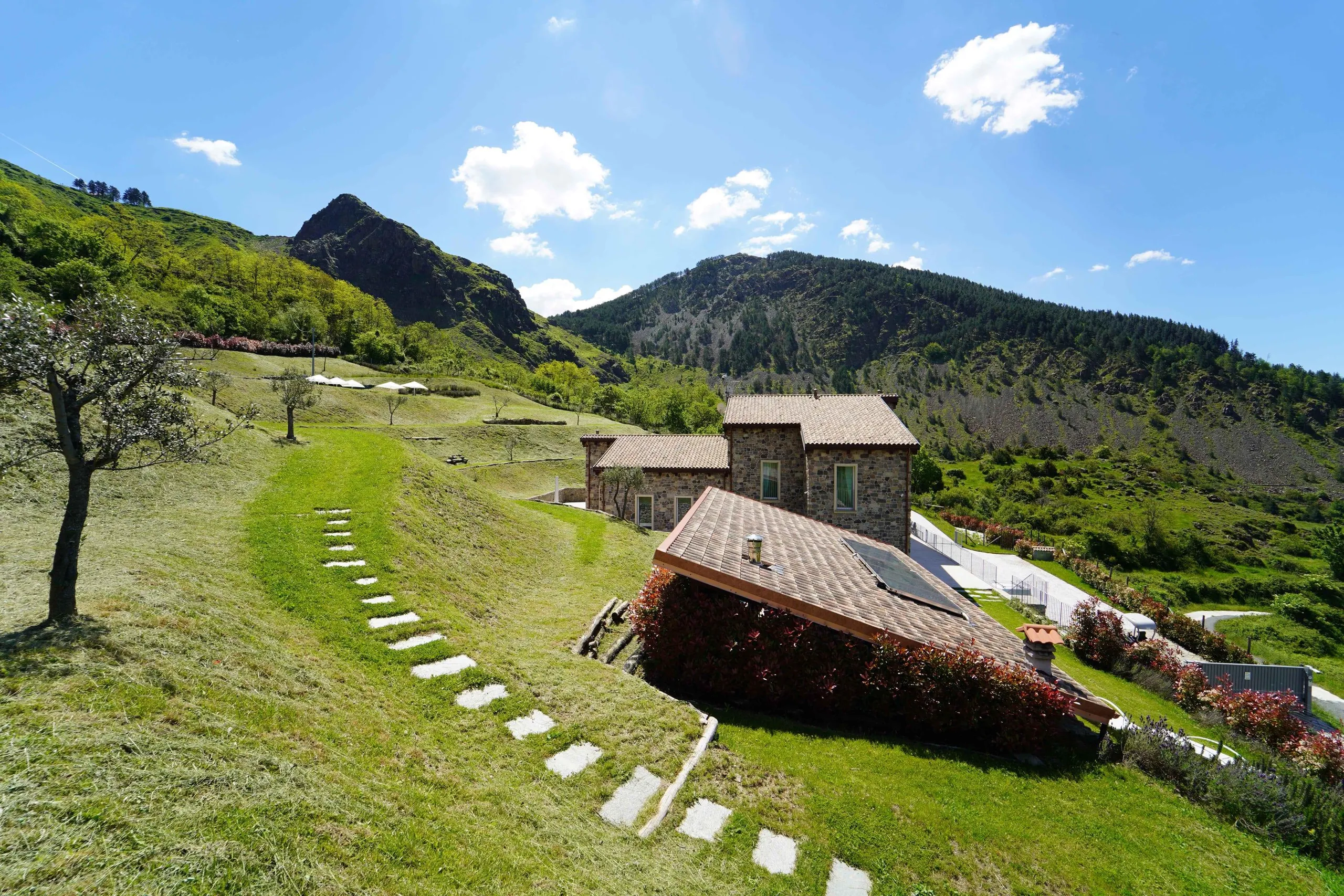 Peaceful Hillside Villa with Mountain Views — photograph 4