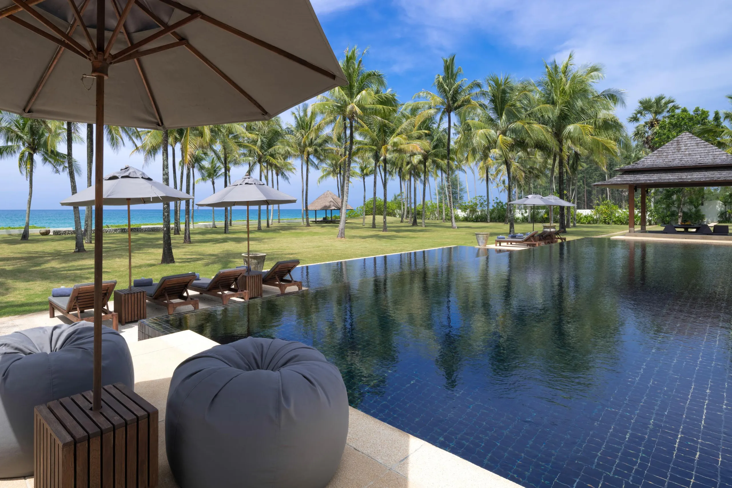 Refined 6 BR Villa with Walks to Beach — photograph 7