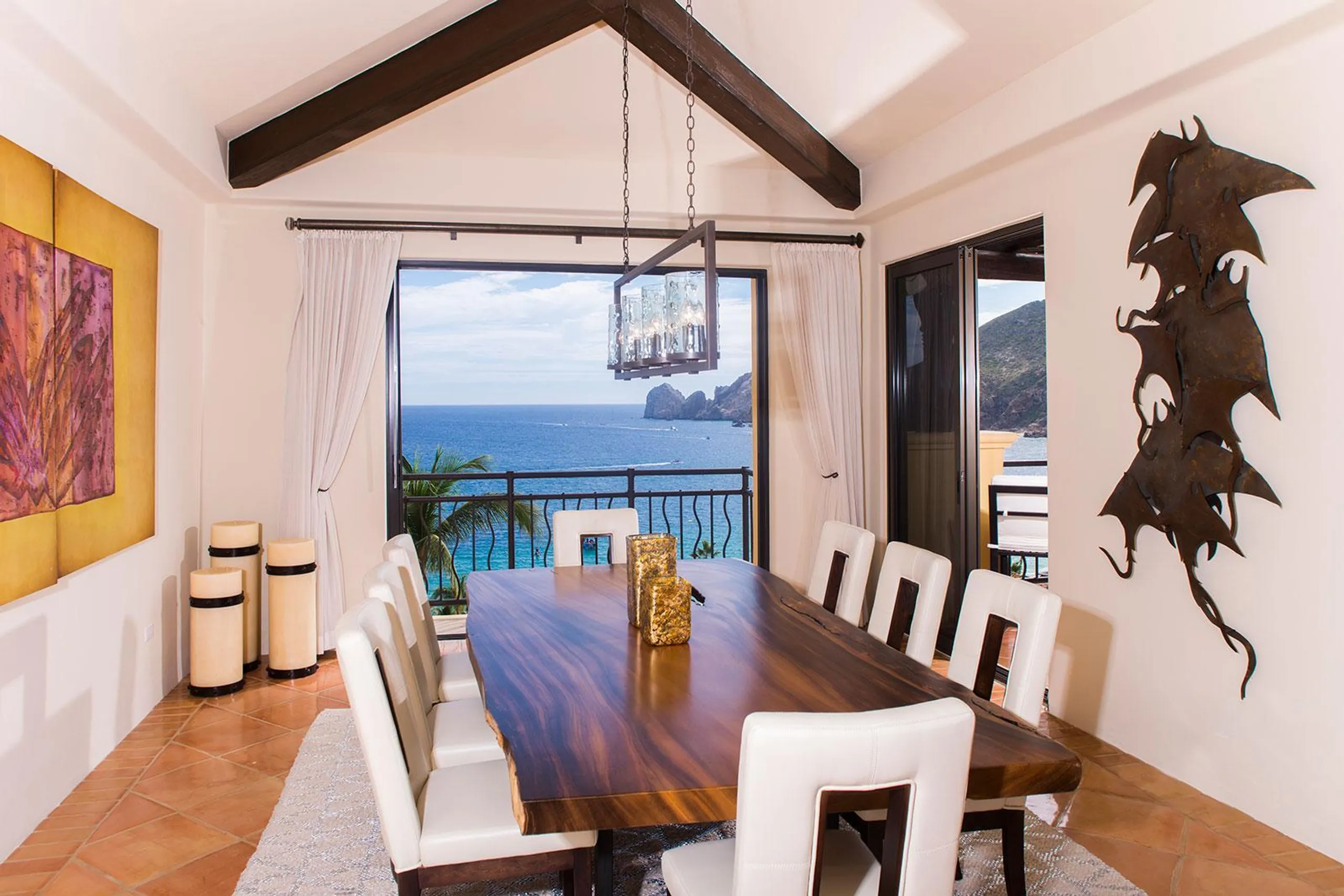 Exquisite Coastal Retreat with Views of Tranquility and Luxury — photograph 9