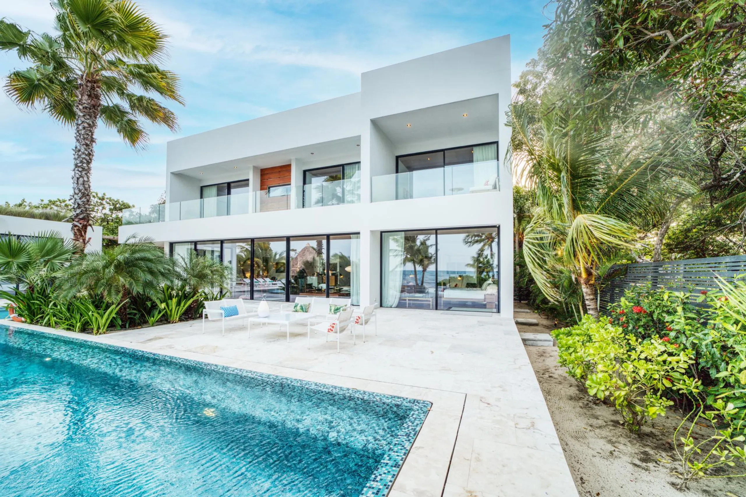 Modern 5-Bedroom Beachfront Villa in Placencia with Infinity Pool & Private Pier — photograph 5