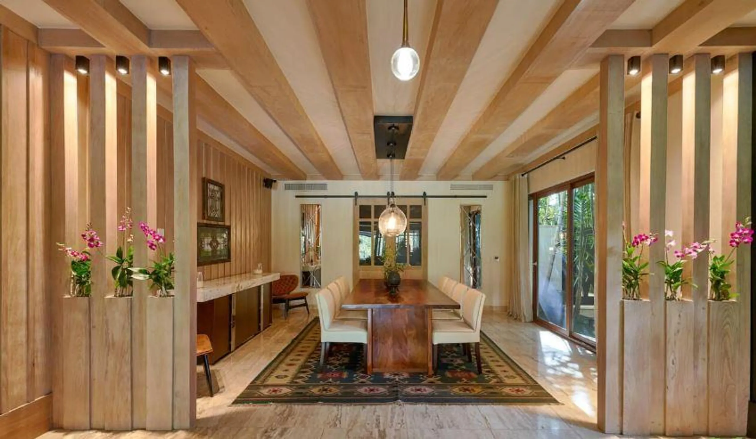 Sophisticated Villa with Private Heated Infinity Pool and Proximity to the Marina — photograph 11