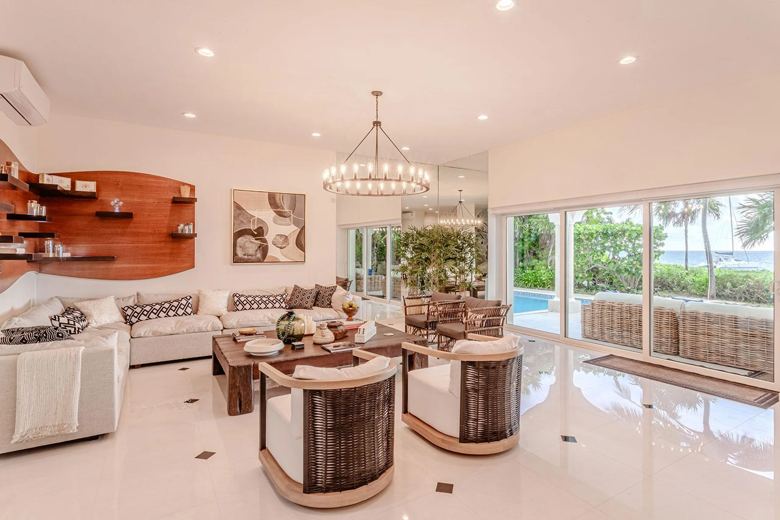 Rustic-Chic Oceanfront Villa with Pool Tables, Jacuzzi, and Direct Beach Access — photograph 11
