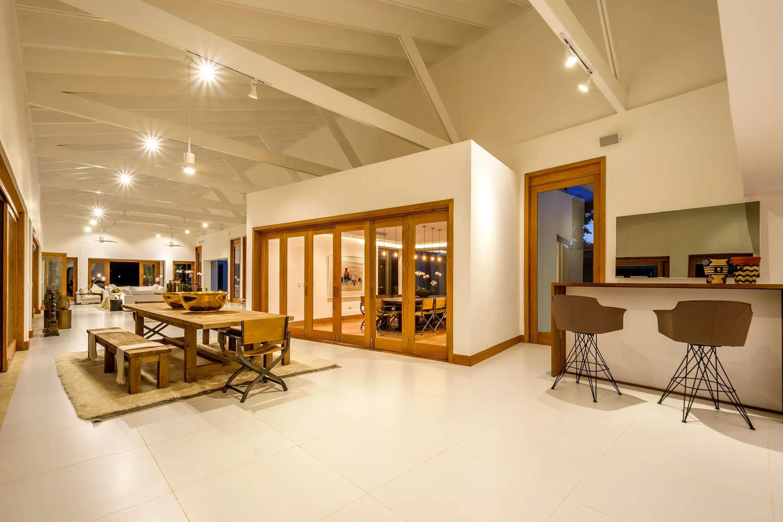 Modern Contemporary Villa with Private Infinity Pool and Stunning Golf Course Views — photograph 8