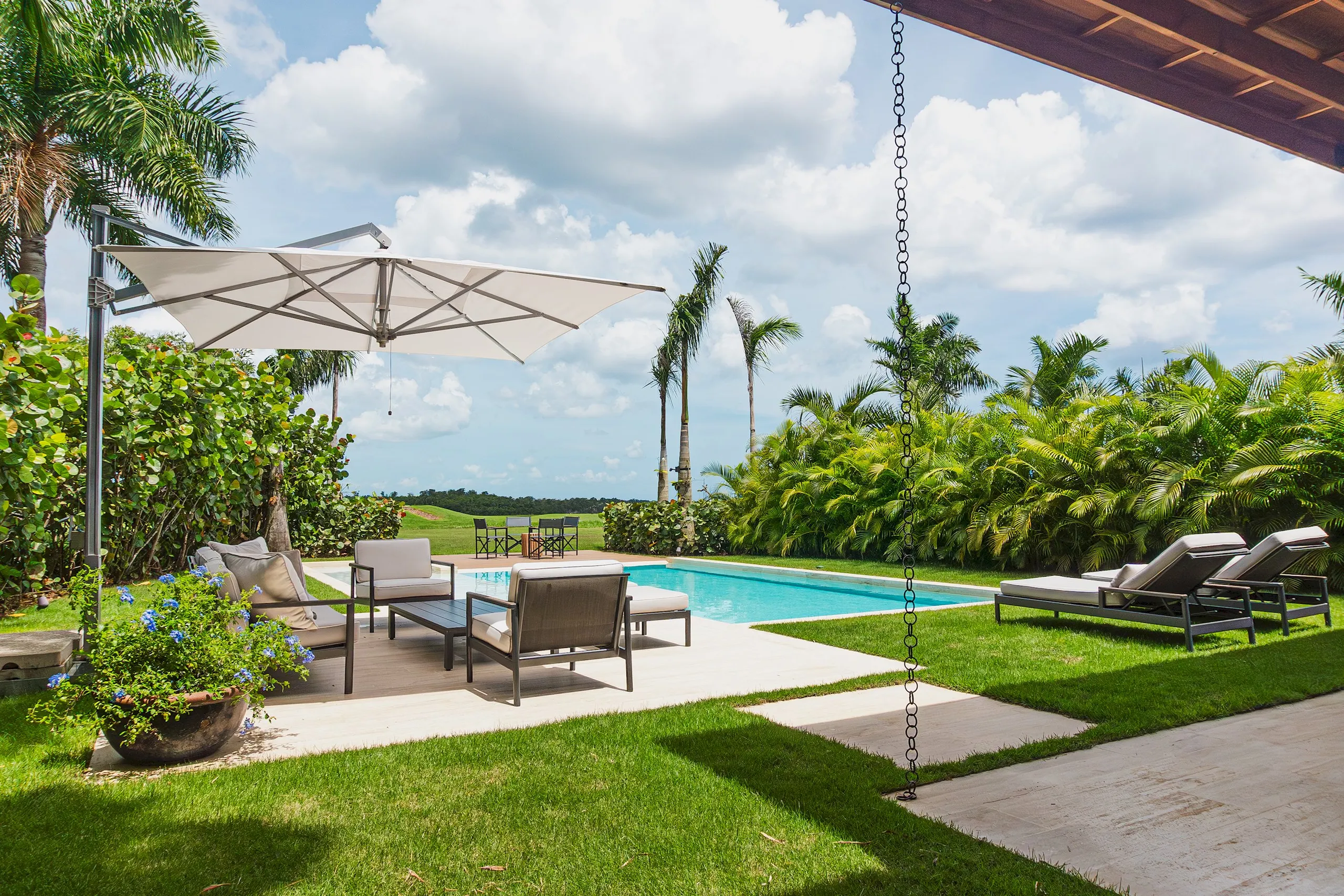 Charming Luxury Villa with Pool and Lush Gardens — photograph 3