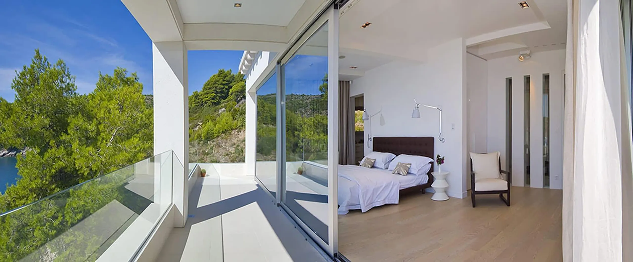 High End Waterfront Villa With Jacuzzi — photograph 5