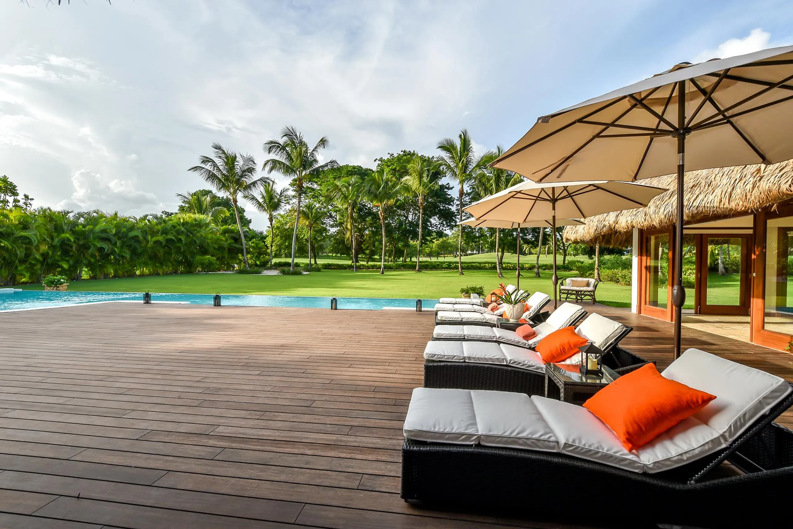 Breathtaking 7BR Villa with Private Pool and Minitas Beach Nearby — photograph 3
