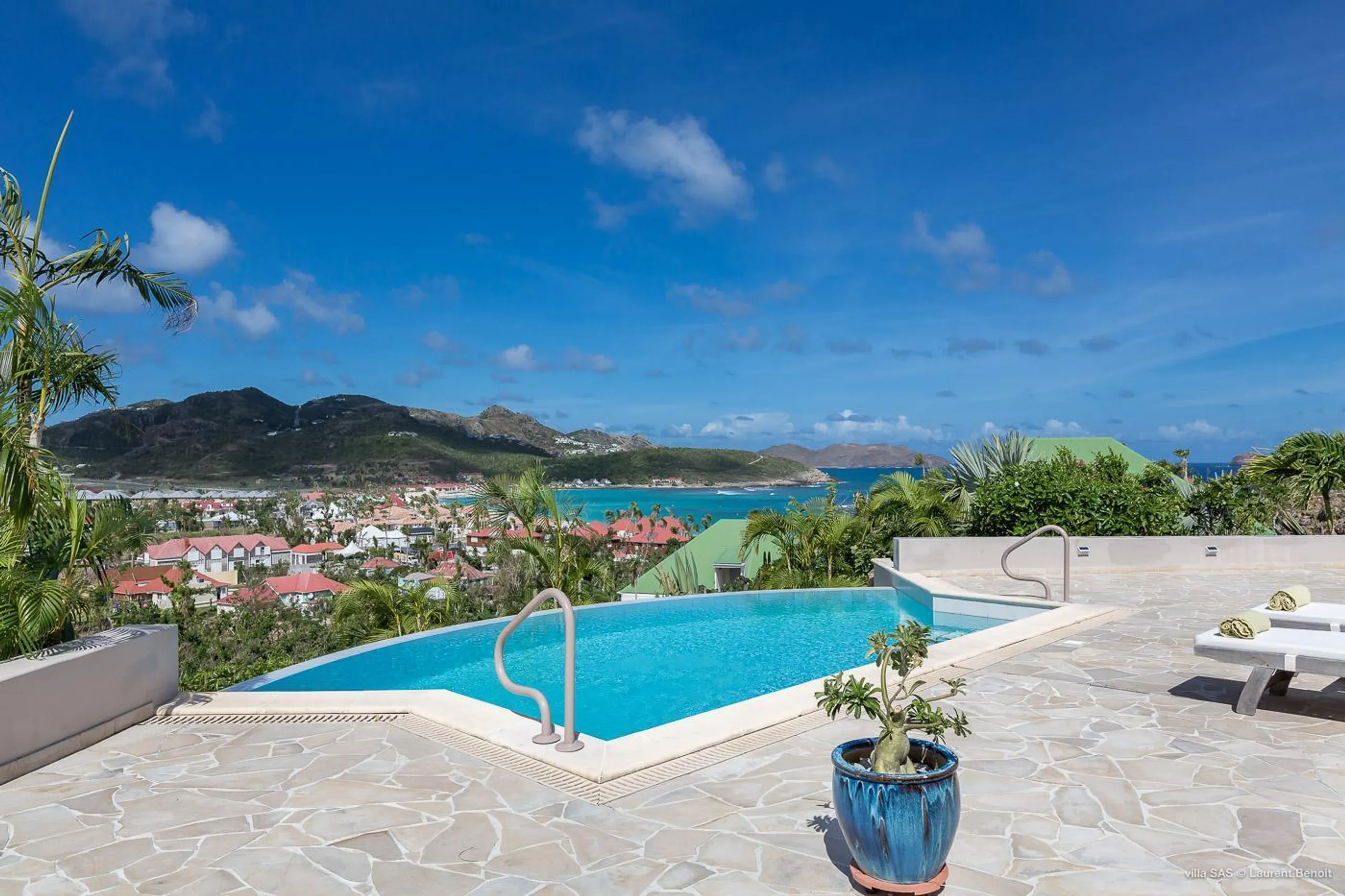 Breathtaking Seaside Villa with Private Pool and Covered Patio — photograph 2