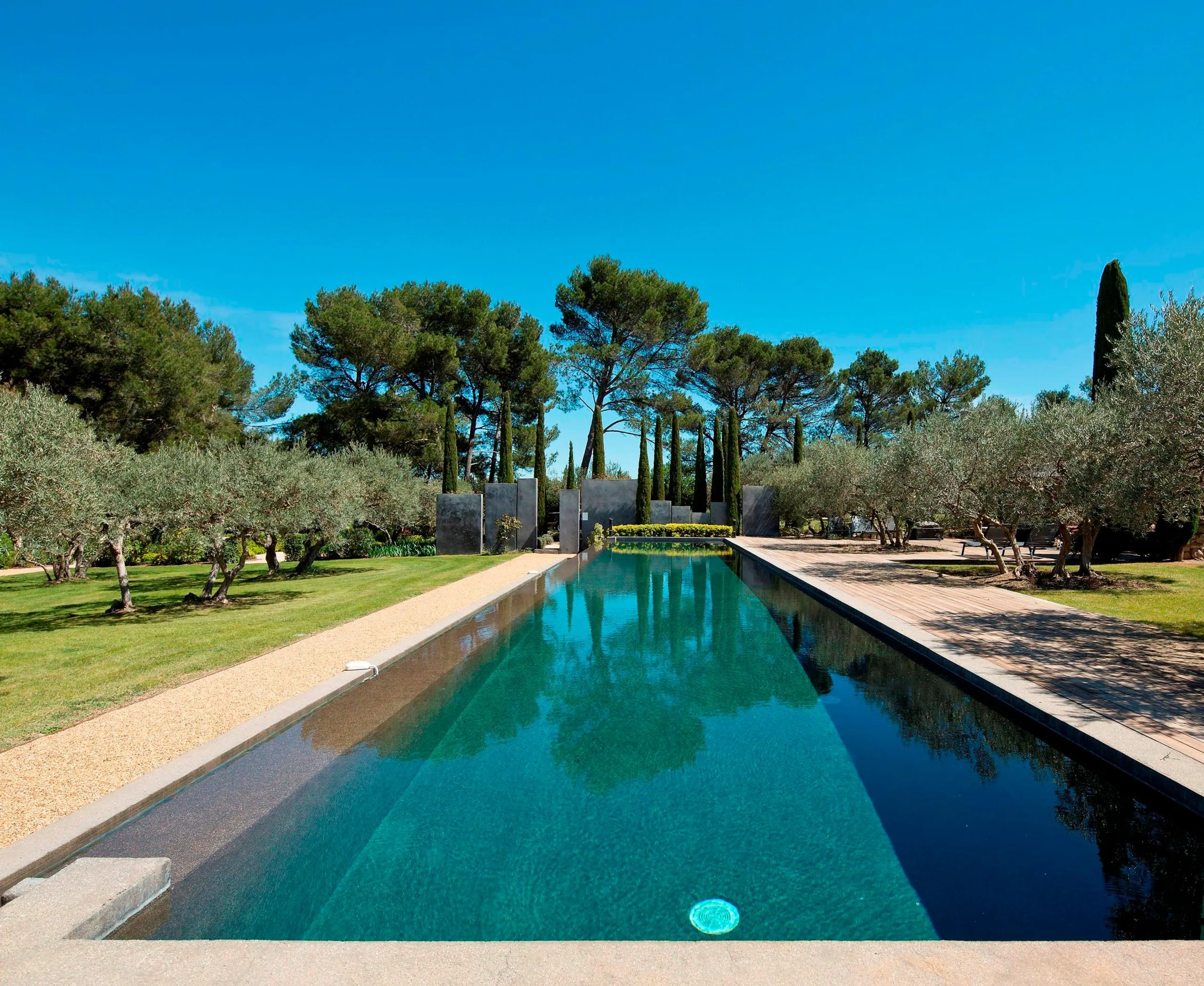 Serenity Unleashed Farmhouse Retreat in Alpilles Natural Park with Panoramic Mountain Views VILLAWAY® — photograph 2