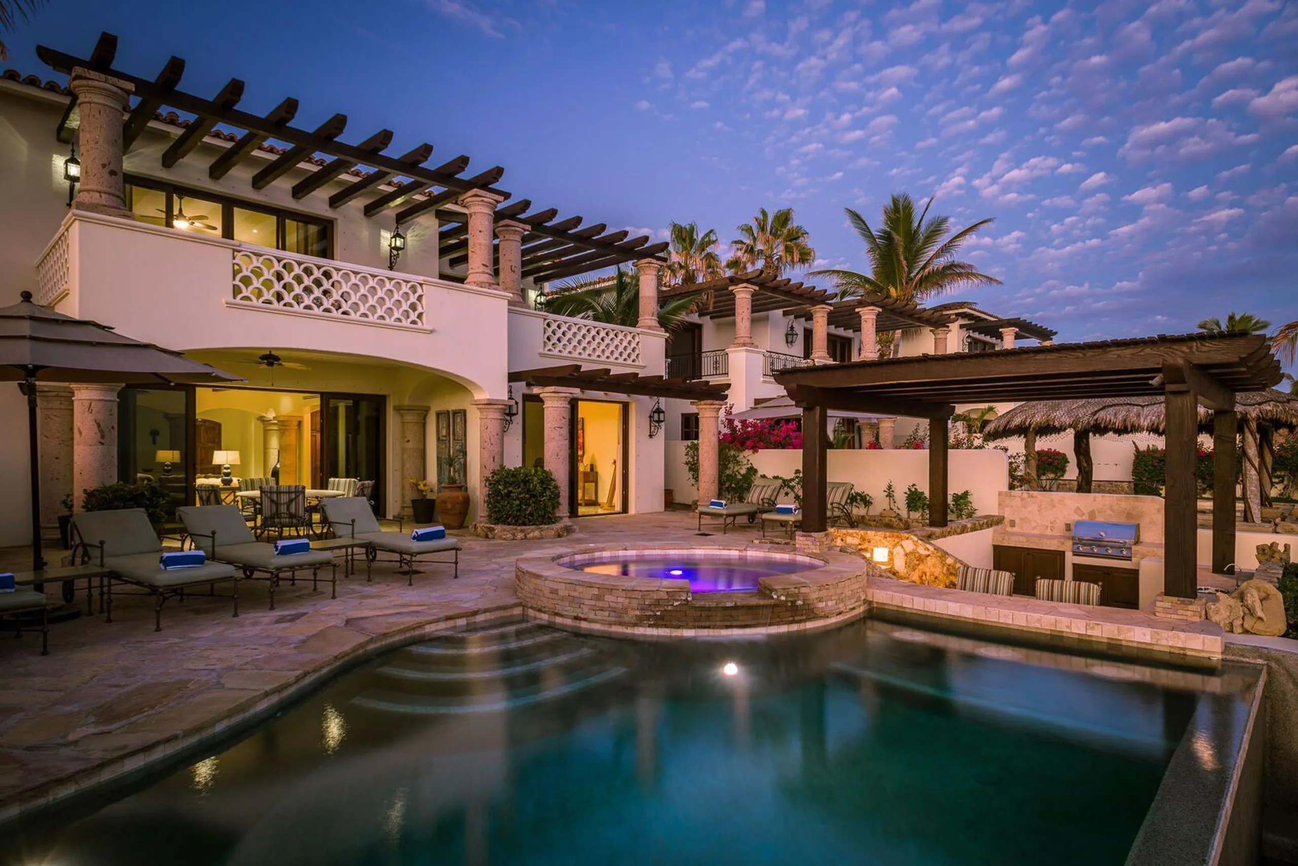Charming El Encanto Beachfront Villa with Infinity Pool and Ocean Views — photograph 7