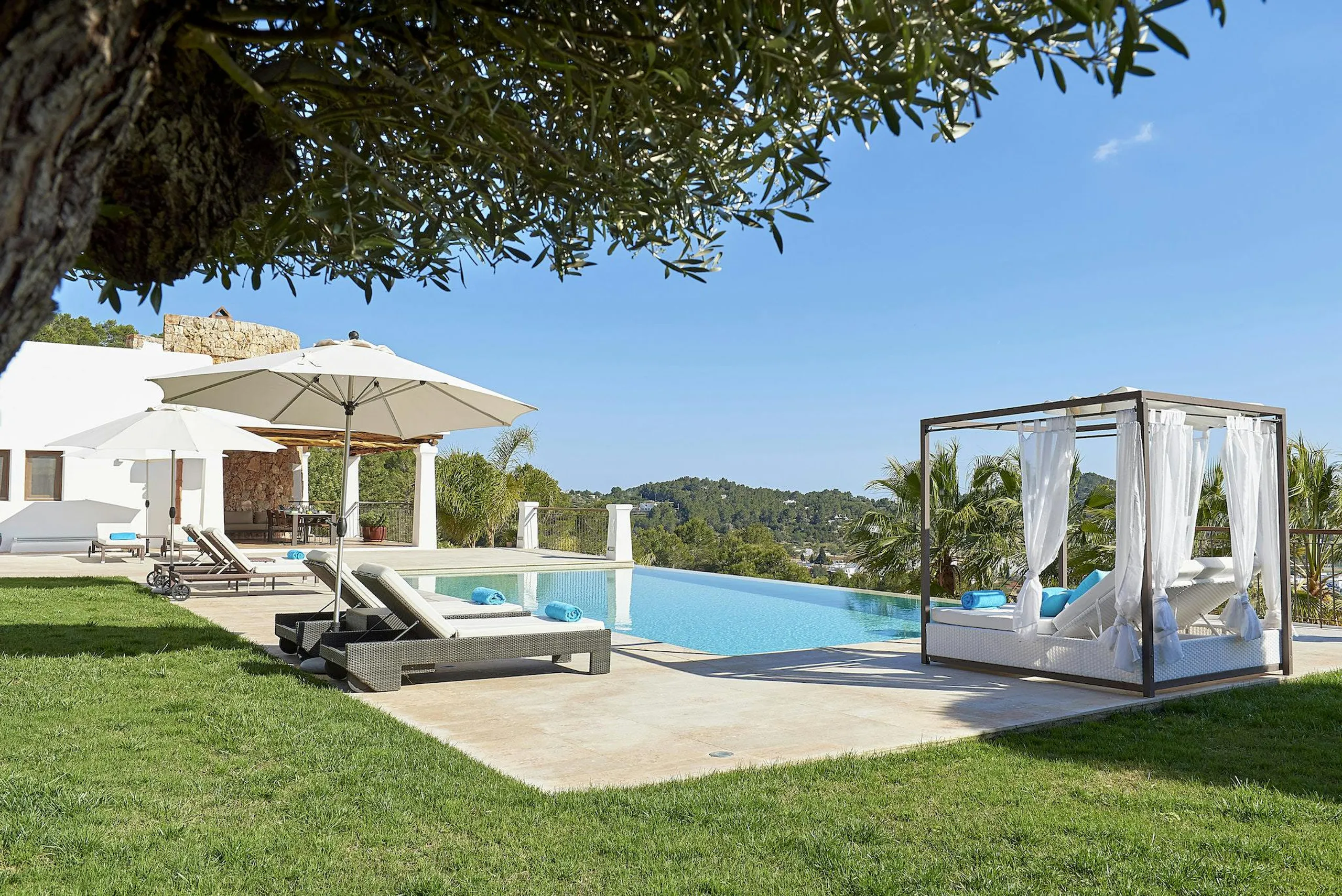 Resplendent Ibiza Estate with Infinity Pool and Outdoor Dining — photograph 10