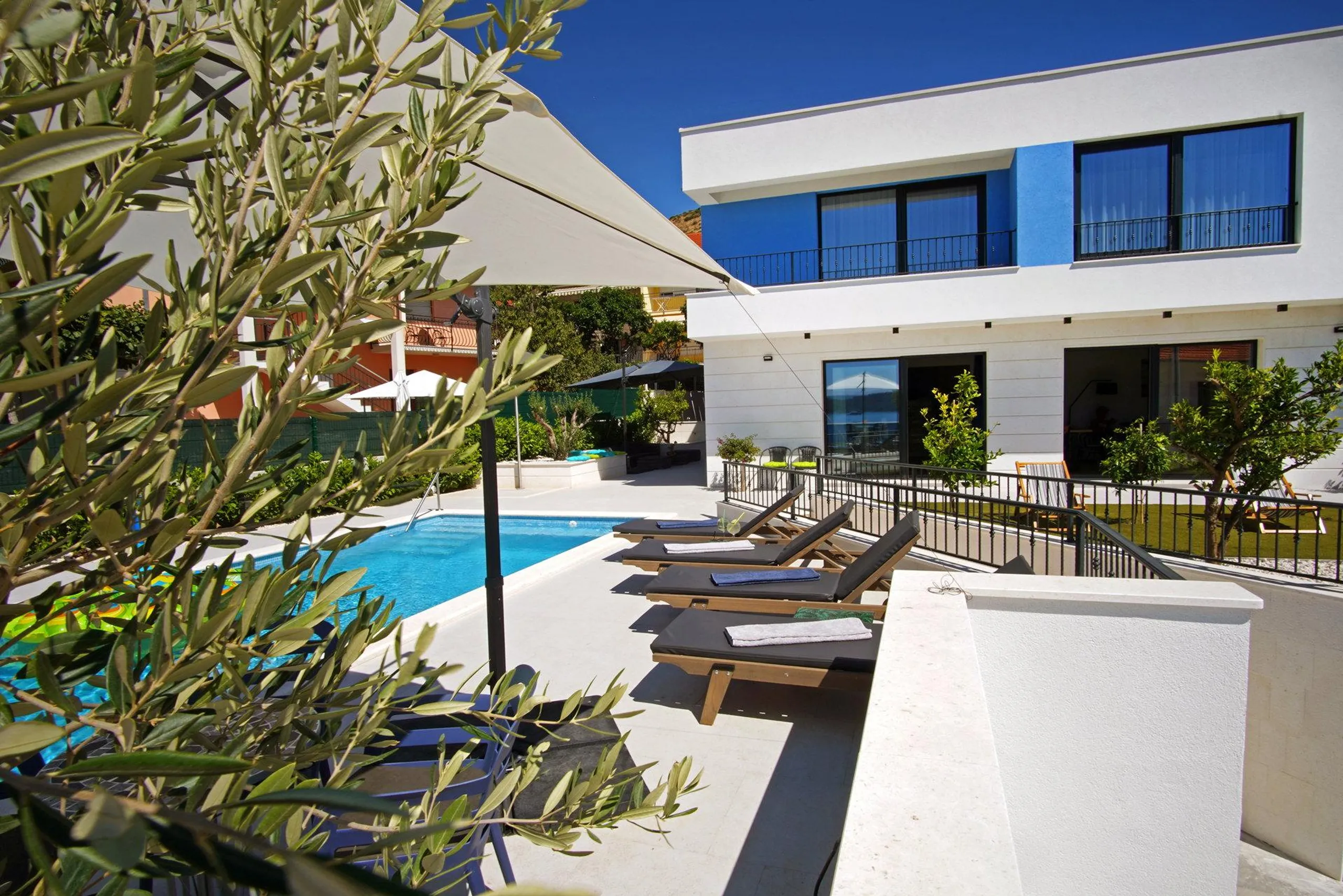 Phenomenal Modern Villa with Pool, Garden and Sea Views — photograph 5