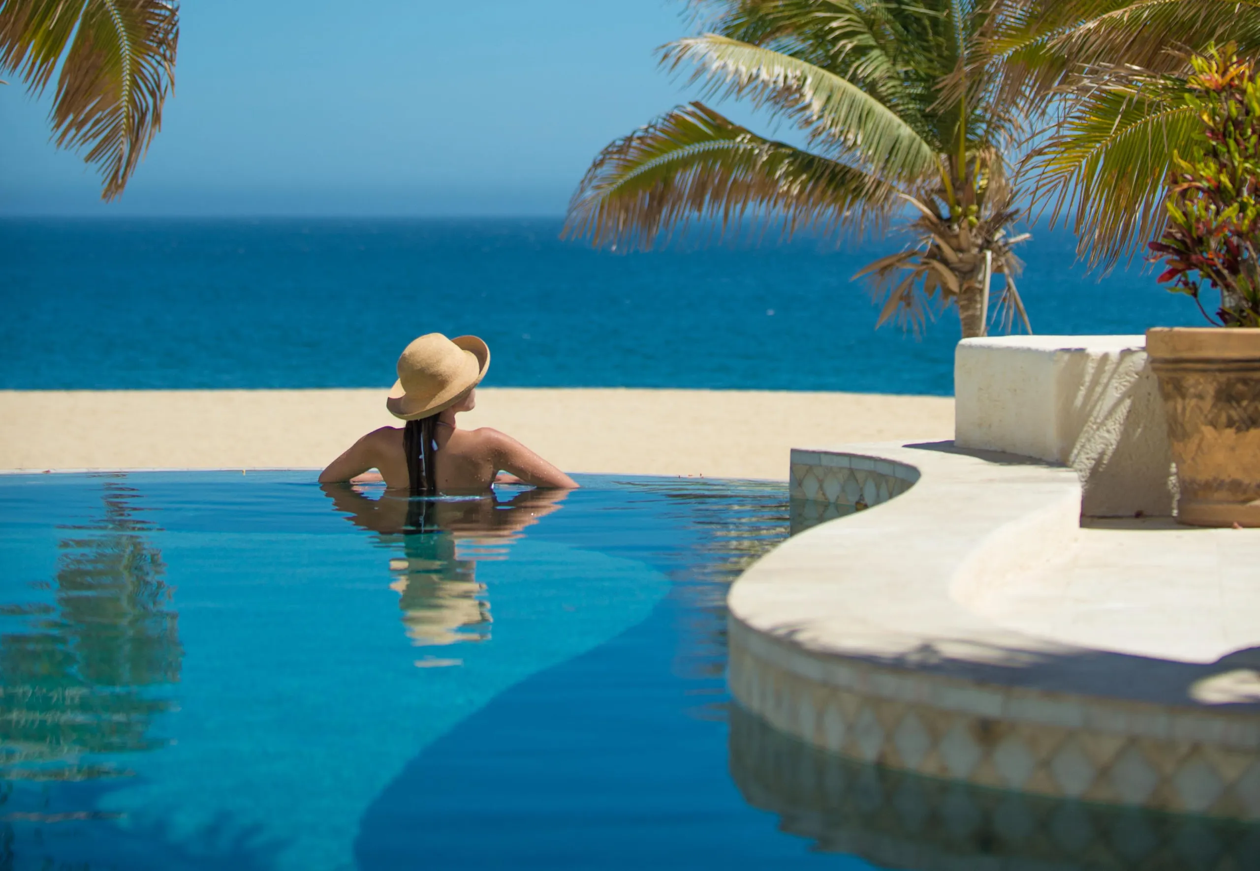 Incredible Pedregal Beachfront Estate with Infinity Pool and Ocean Views — photograph 4