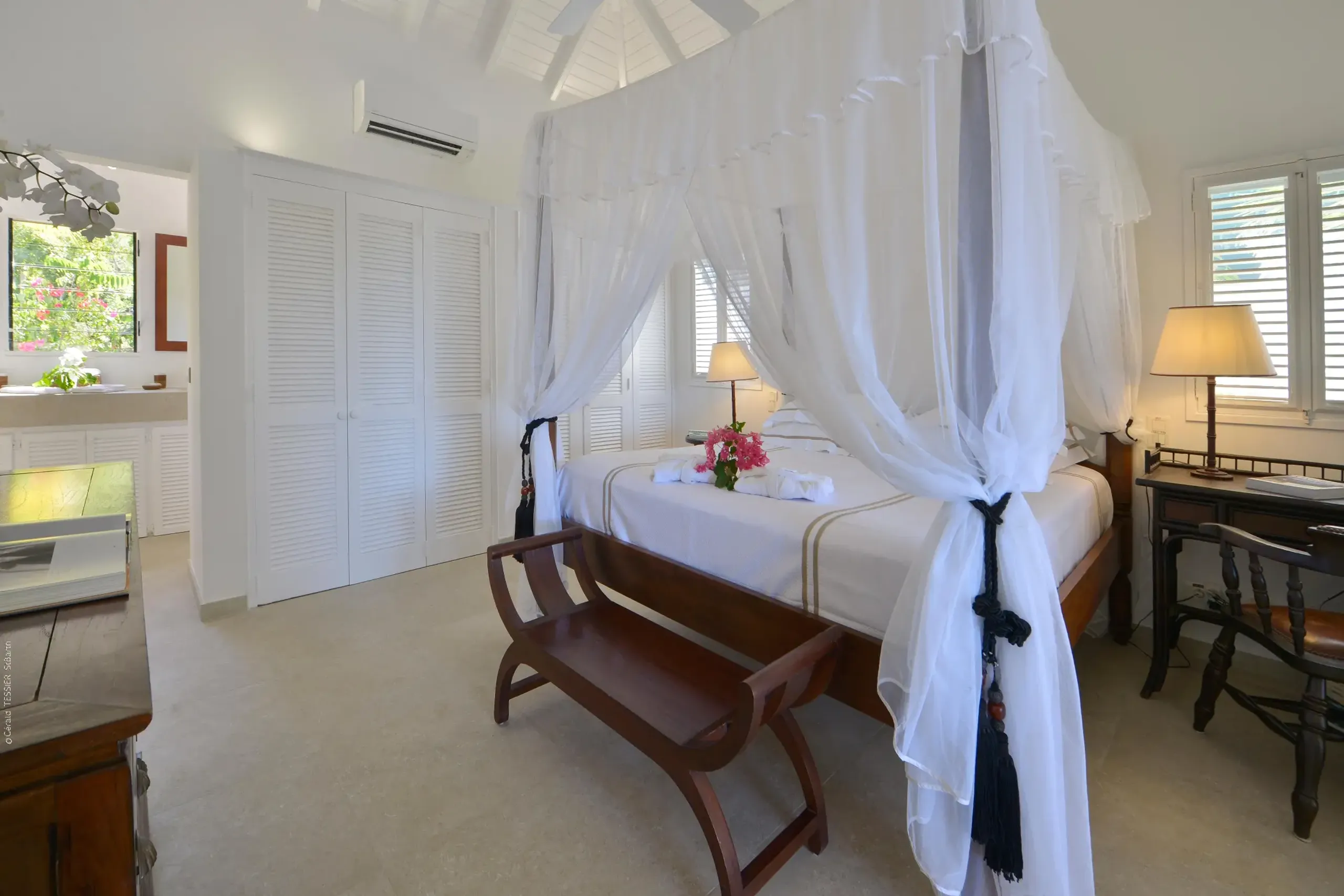 Majestic Tropical Estate with Private Pool and Ocean Views — photograph 7