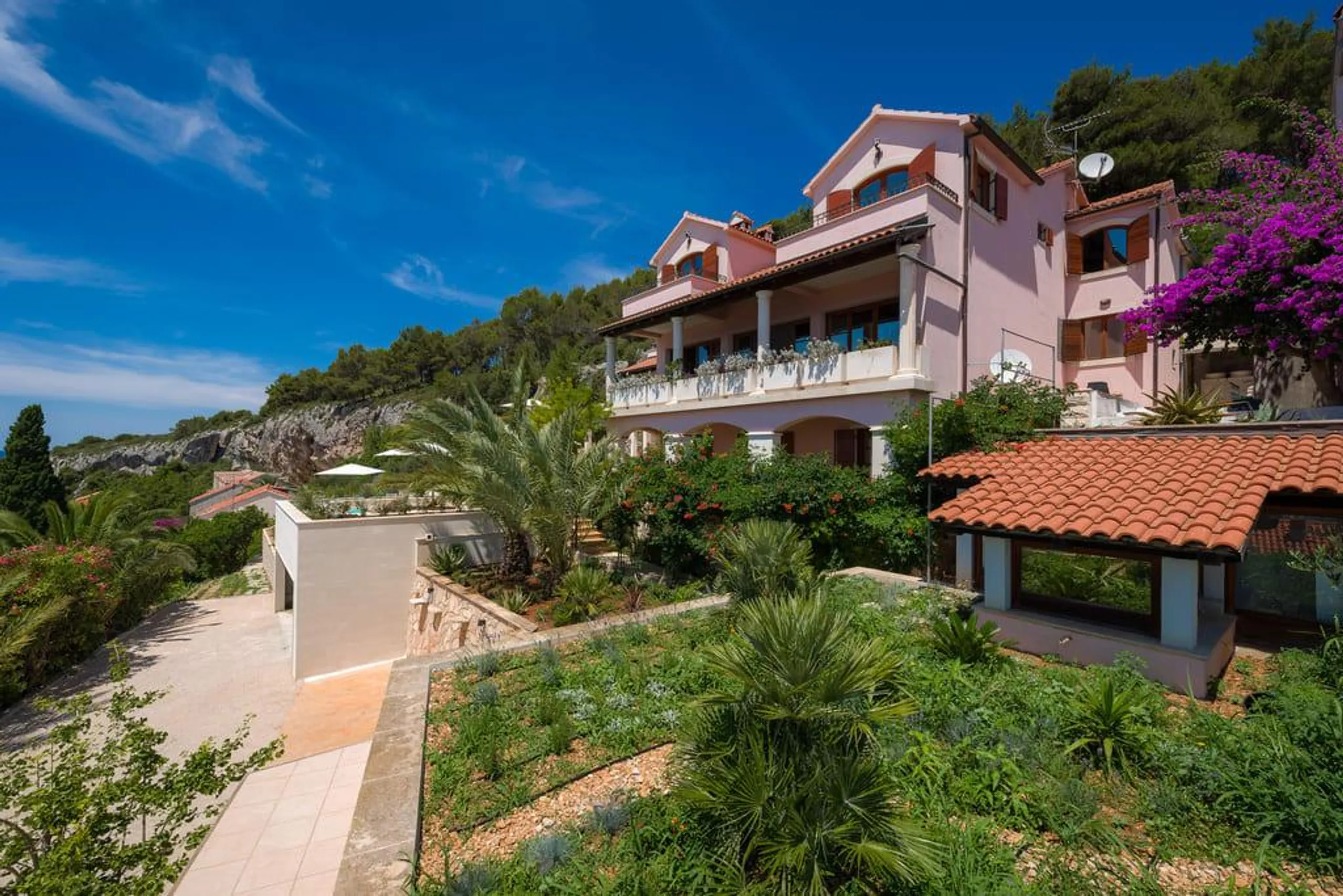 Majestic Hvar Villa with Stunning Panoramic View — photograph 3