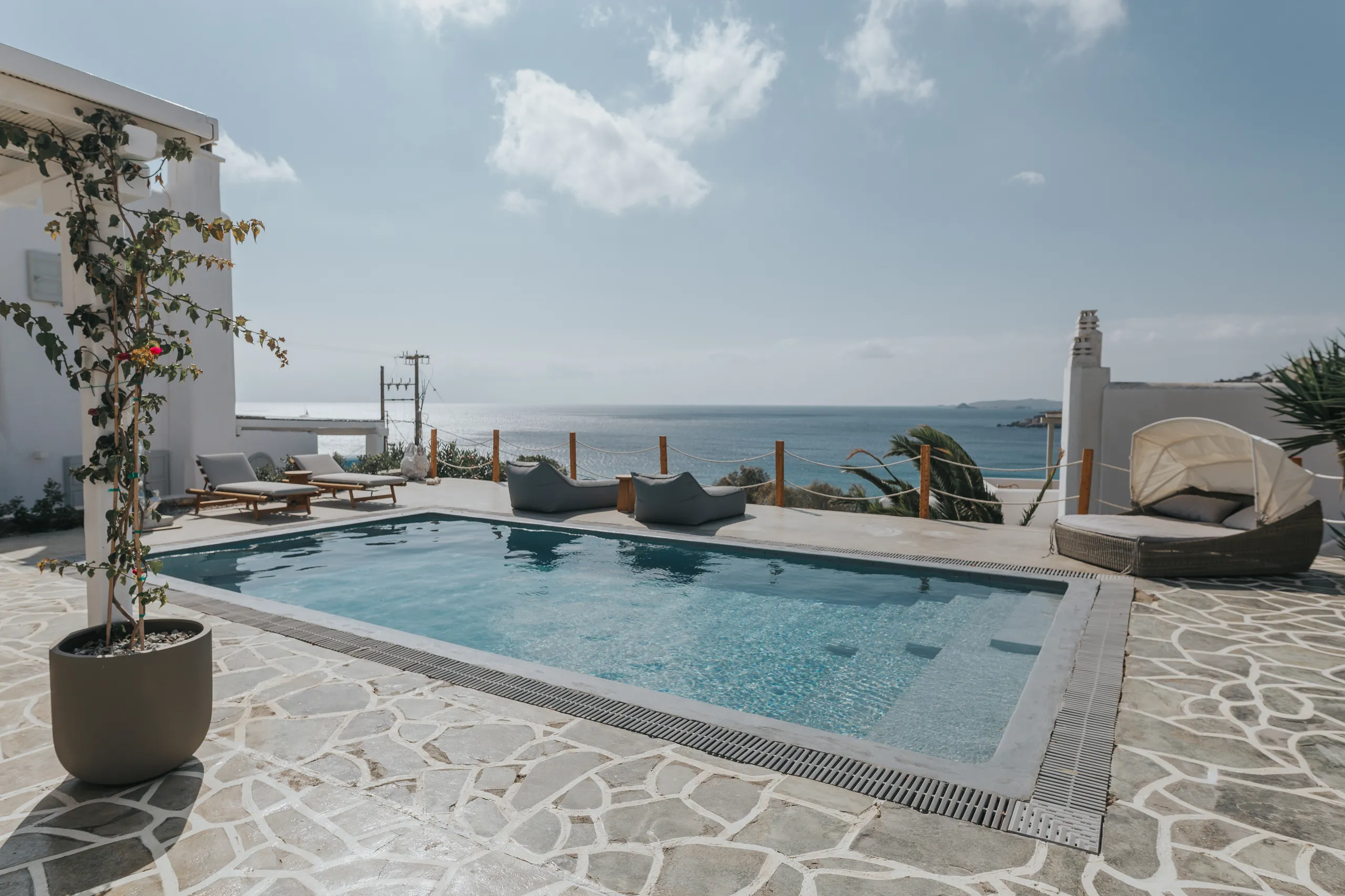 Sumptuous Sanctuary with Infinity Pool, Garden and Panoramic Vistas — photograph 4