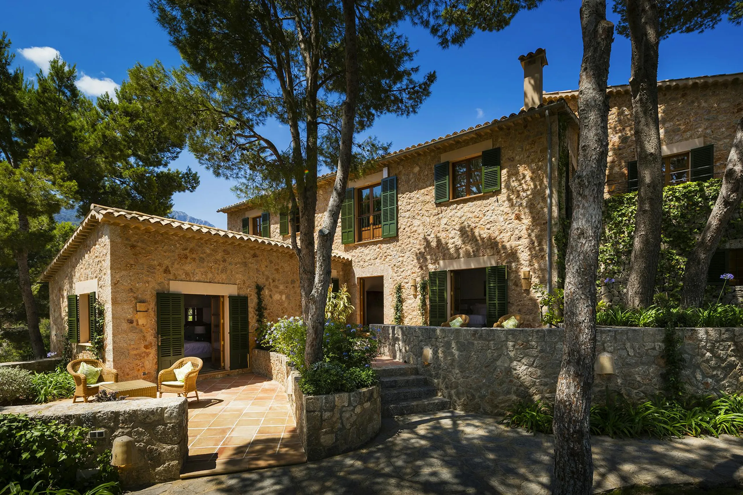 Alluring Spanish Villa with Private Pool and Garden Grounds — photograph 6