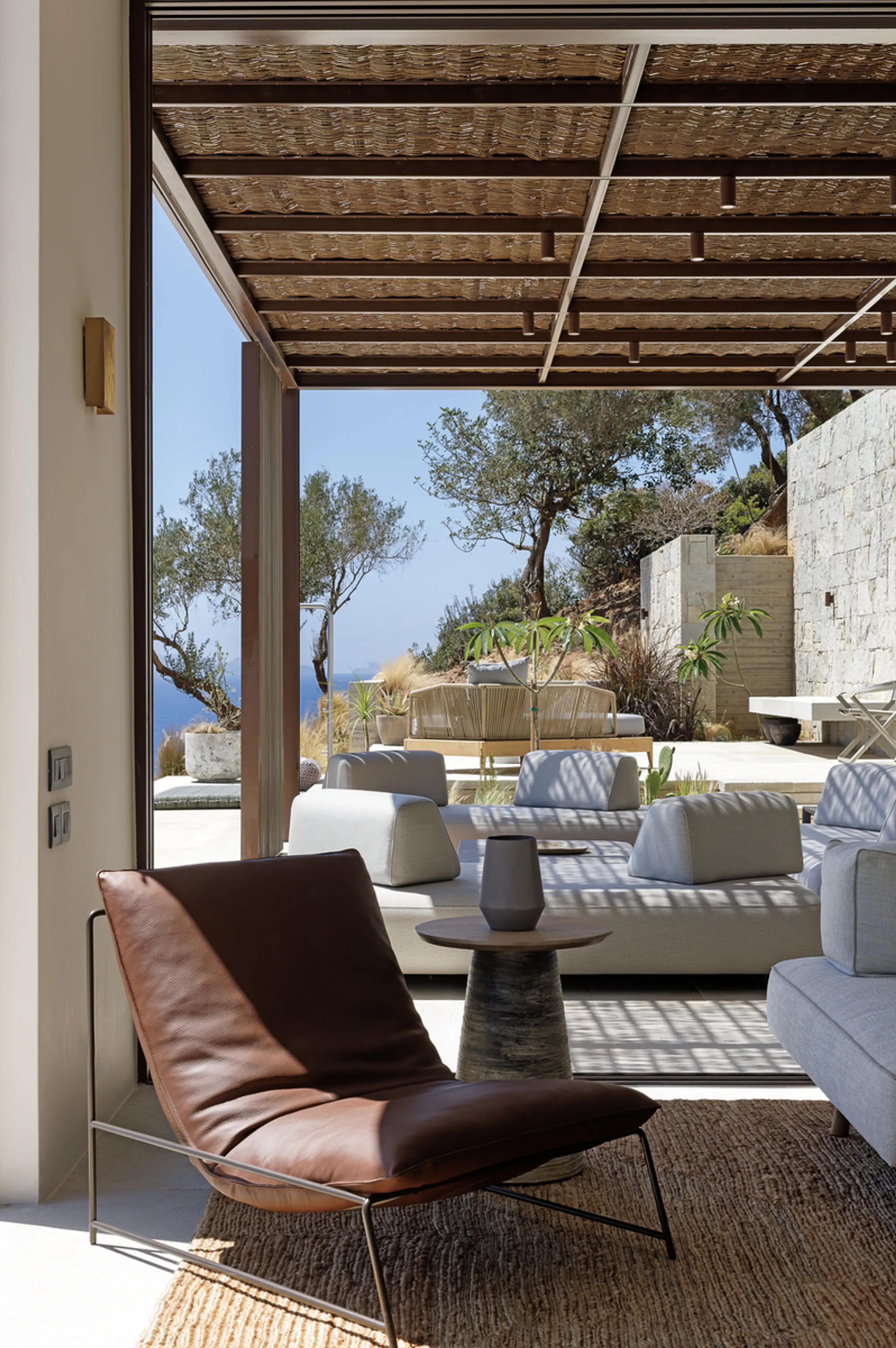 Captivating Waterfront Villa with Infinity Pool, Native Garden and Private Beach Access — photograph 9