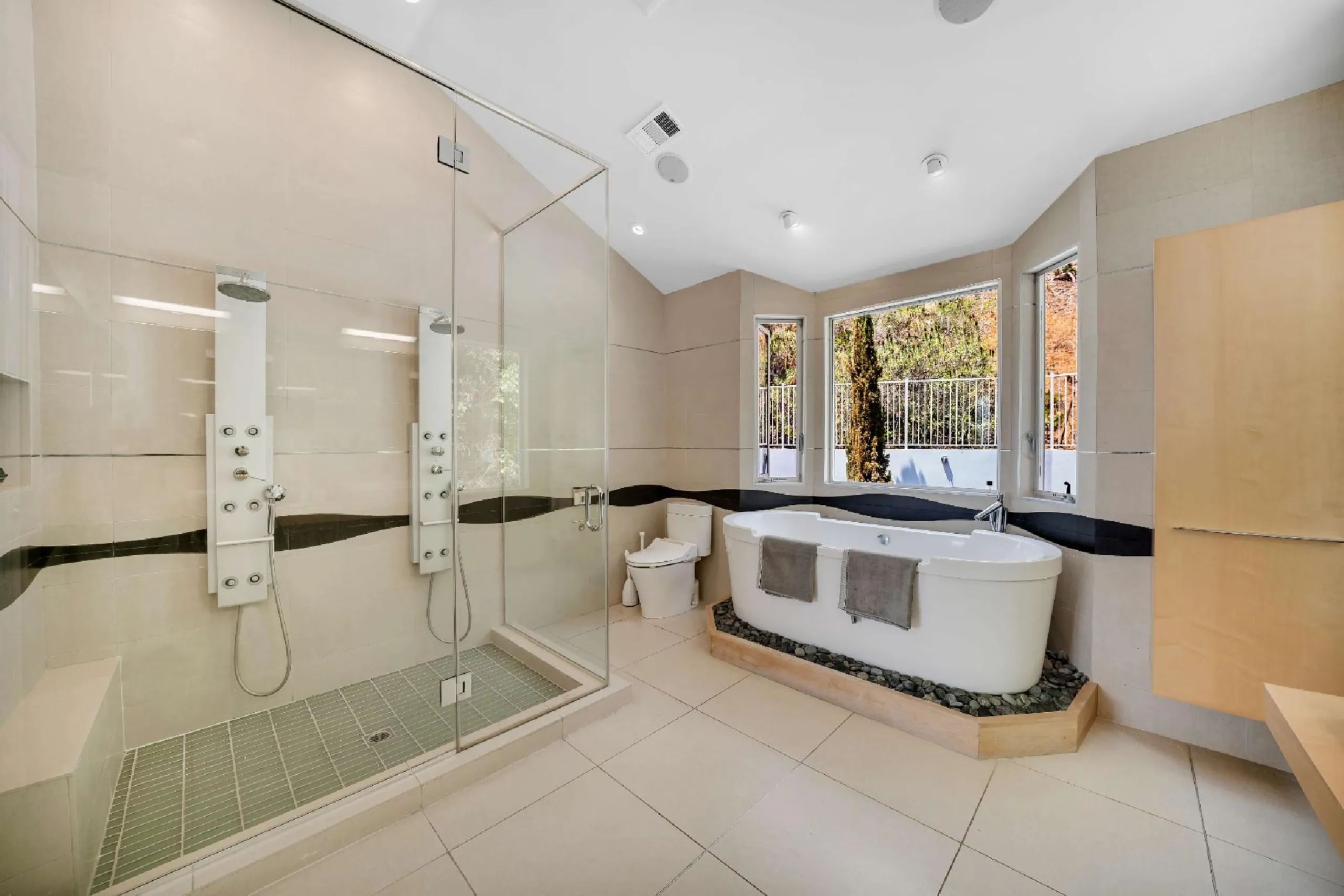 Sunset Strip Villa with Private Pool and  Stunning Views — photograph 11
