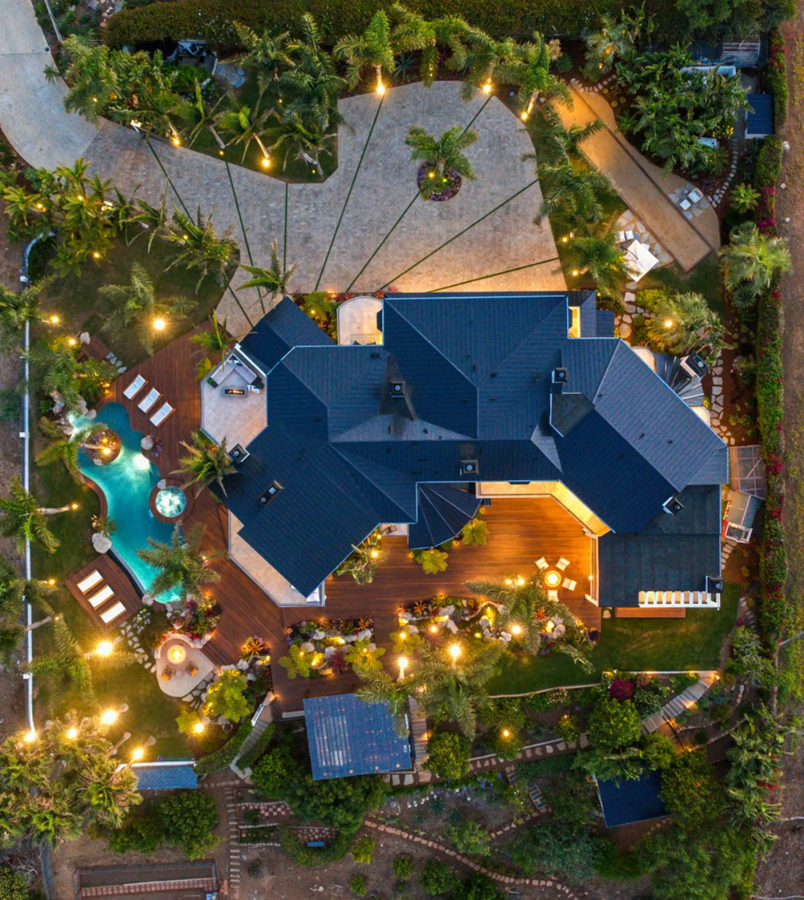 Regal Resort-Style Estate with Outstanding Amenities — photograph 2