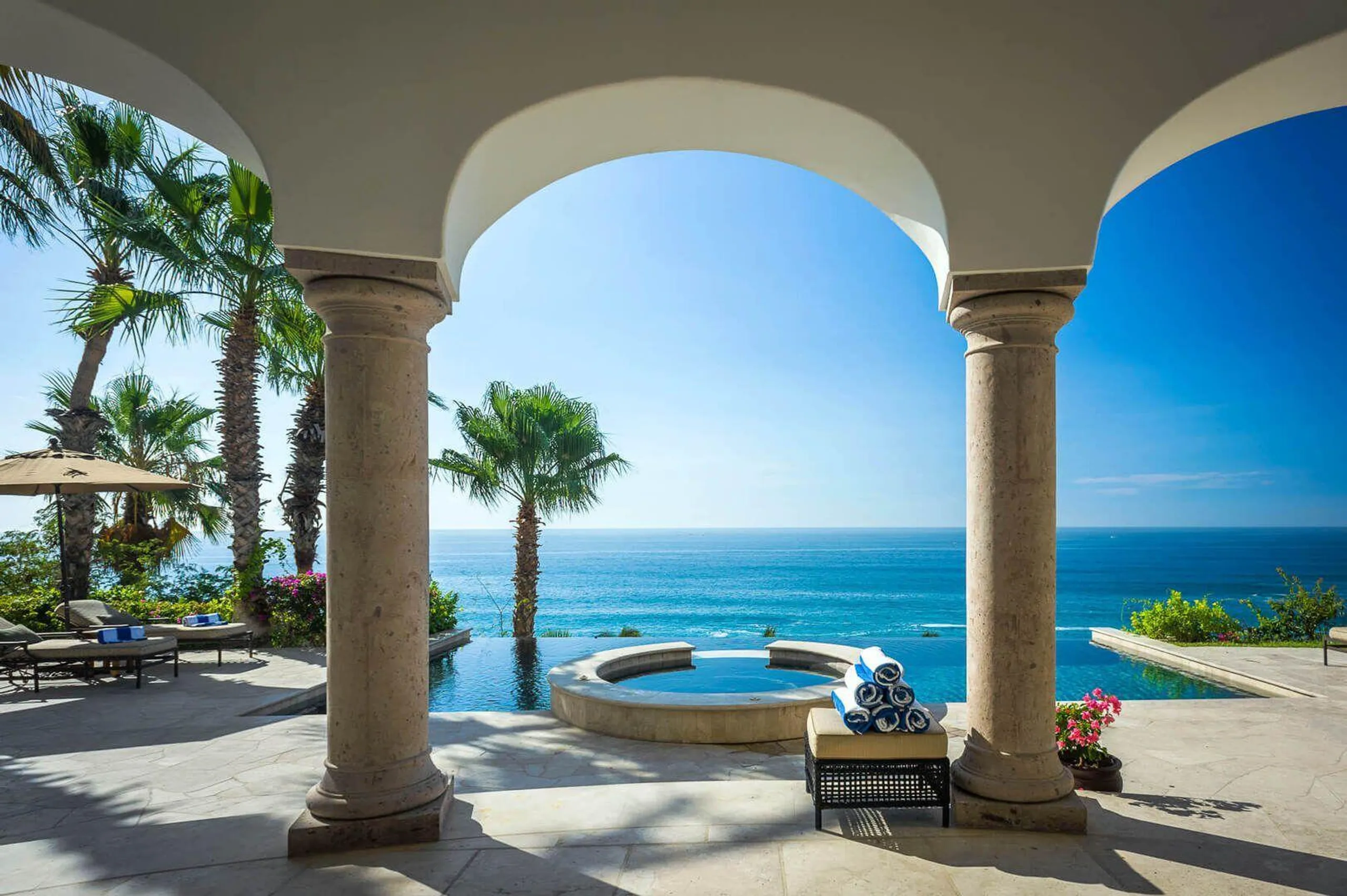 Upscale Villas Del Mar Estate with Infinity Pool and Ocean Views — photograph 3