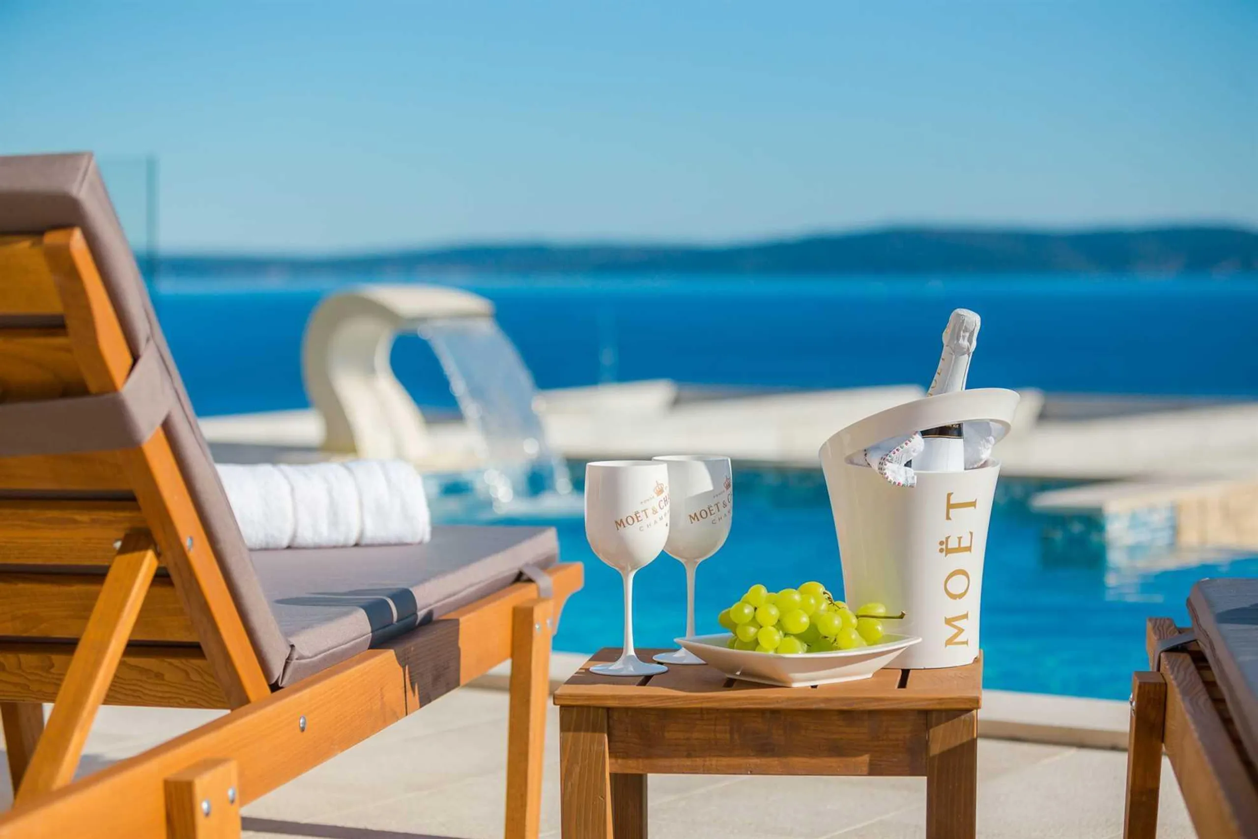 Resplendent Villa with Pool, Jacuzzi, Sauna and Sea Views — photograph 8
