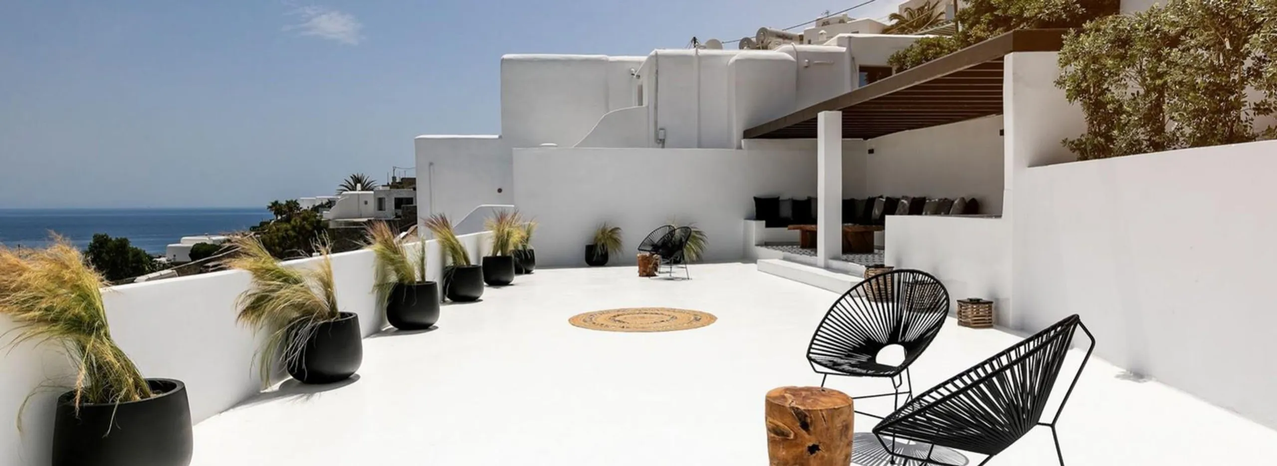Sumptuous Retreat with Infinity Pool and Majestic Mountain Views — photograph 4