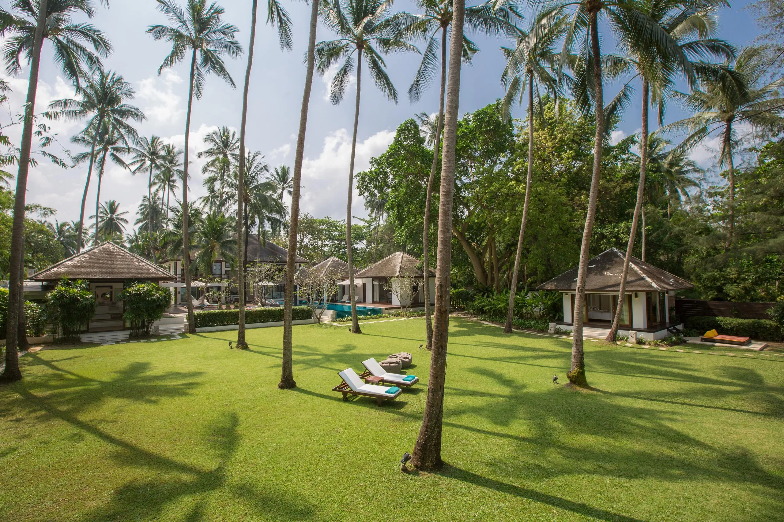 Airy and Spacious Beachfront Escape with Private Pool and Prime Sunset Views, Lipa Noi