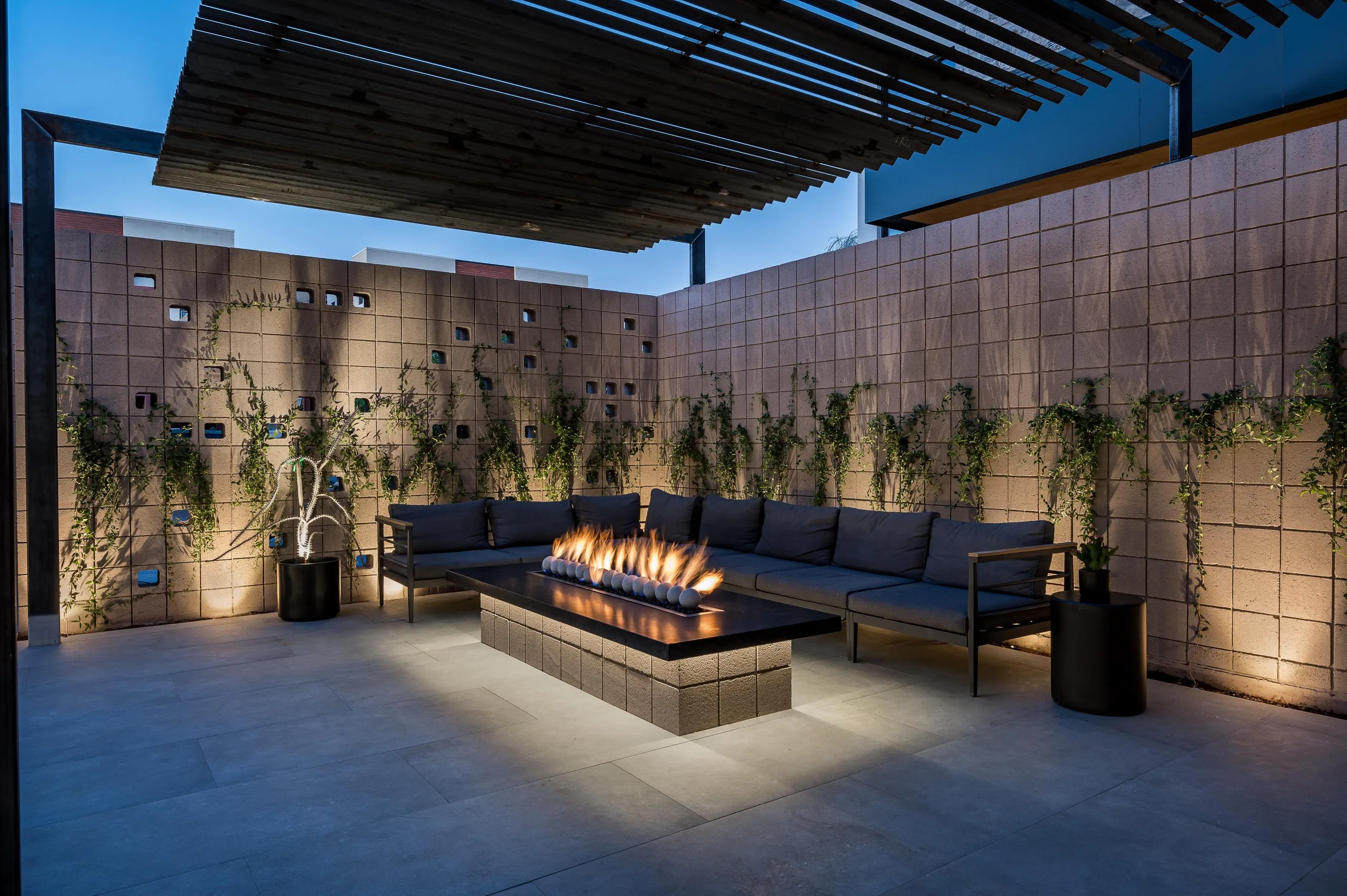 Architectural Masterpiece in Scottsdale with Private Pool and 10,000 Sq. Ft. of Elegance — photograph 3