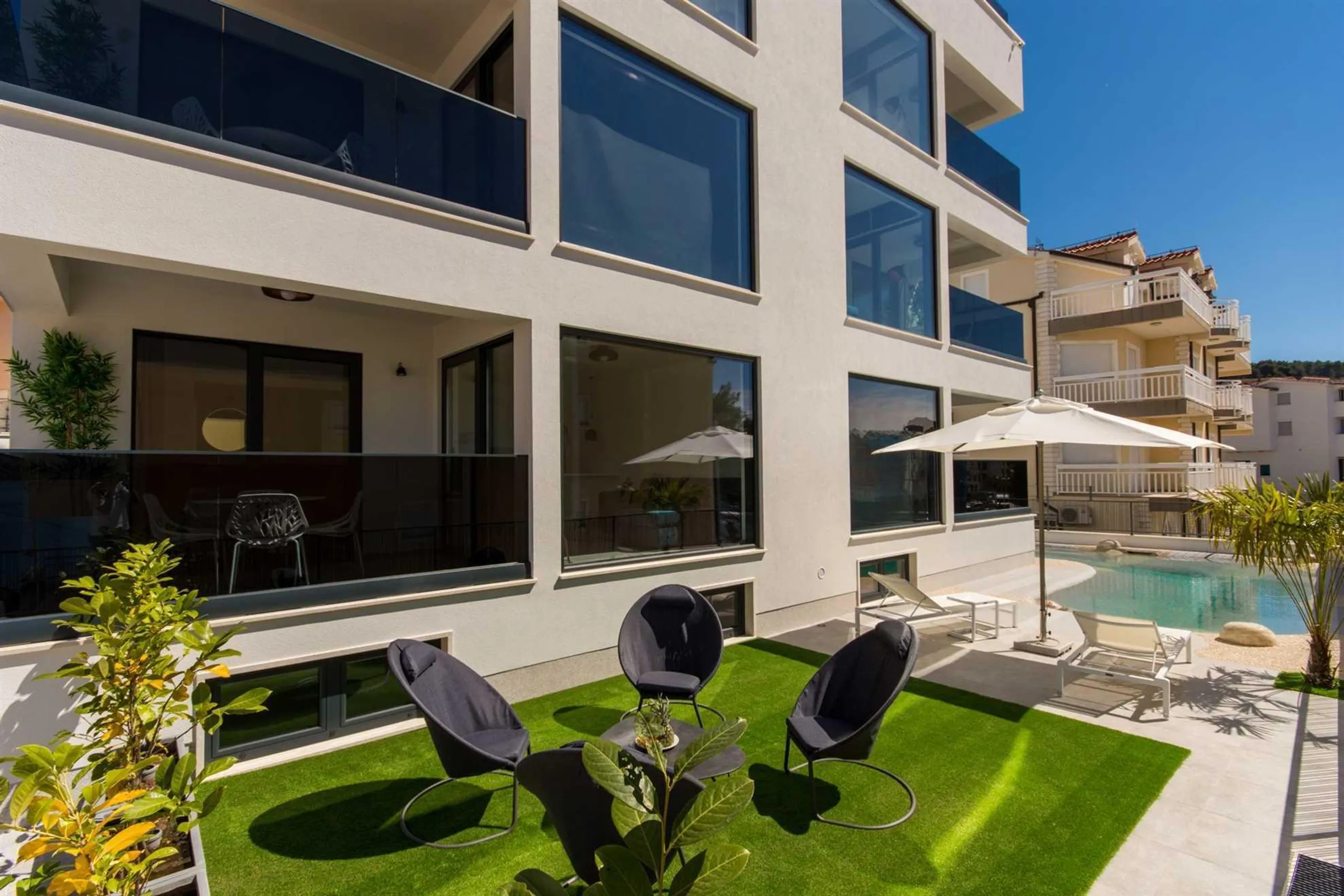 Spacious Villa with Rooftop Terrace and Jacuzzi in Trogir — photograph 11