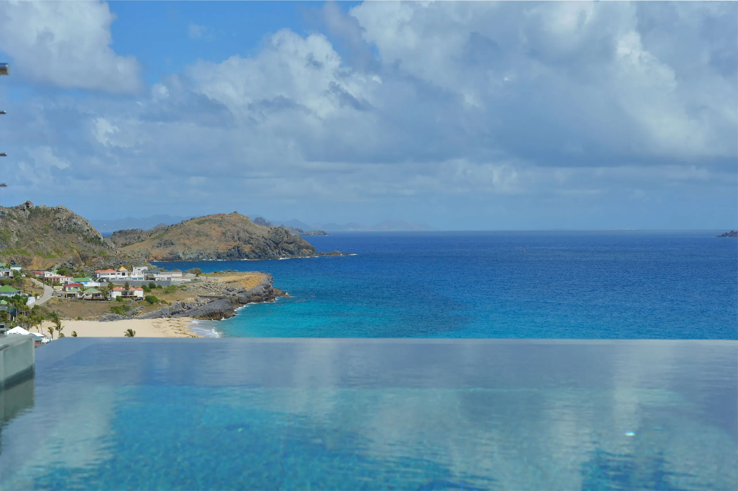 Elegant Contemporary Villa with Infinity Pool and Pristine Views of Flamands Beach — photograph 4