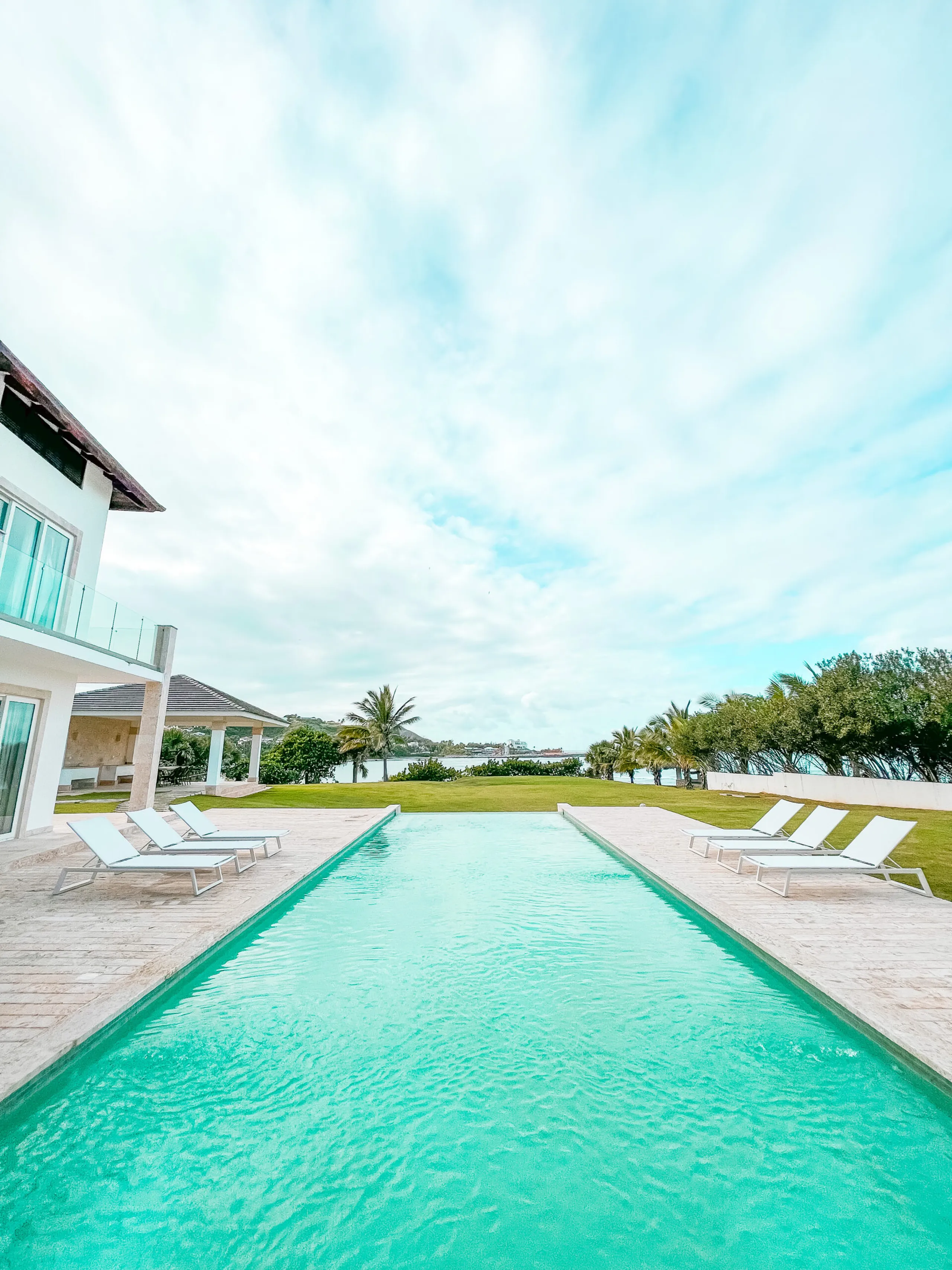 Elegant Retreat in Puerto Plata with Infinity Pool, Garden and Private Heliport — photograph 2