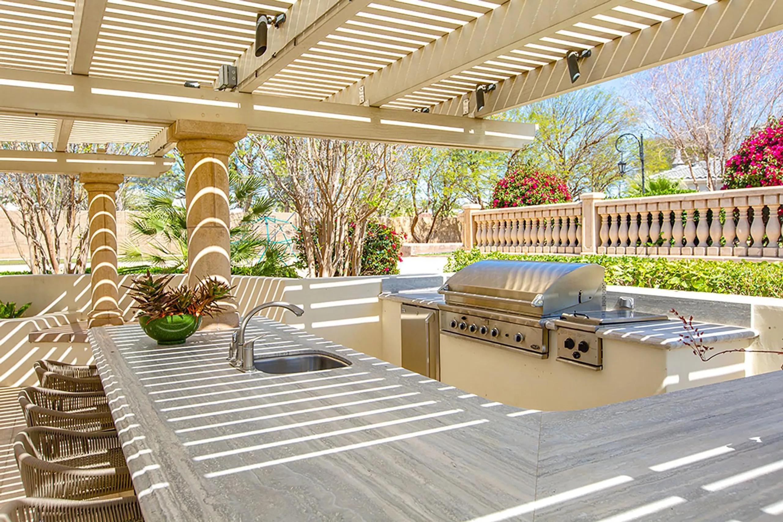 Elegant Luxe Desert Estate with Private Lake, Pool, and Tennis Court — photograph 11
