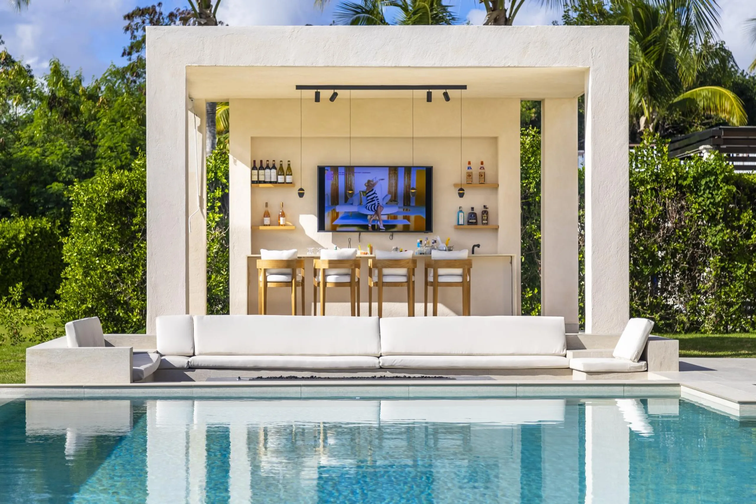 Caribbean Dream Villa: Enchanting Sunrises, Infinity Pool, and Ethnic Elegance — photograph 2