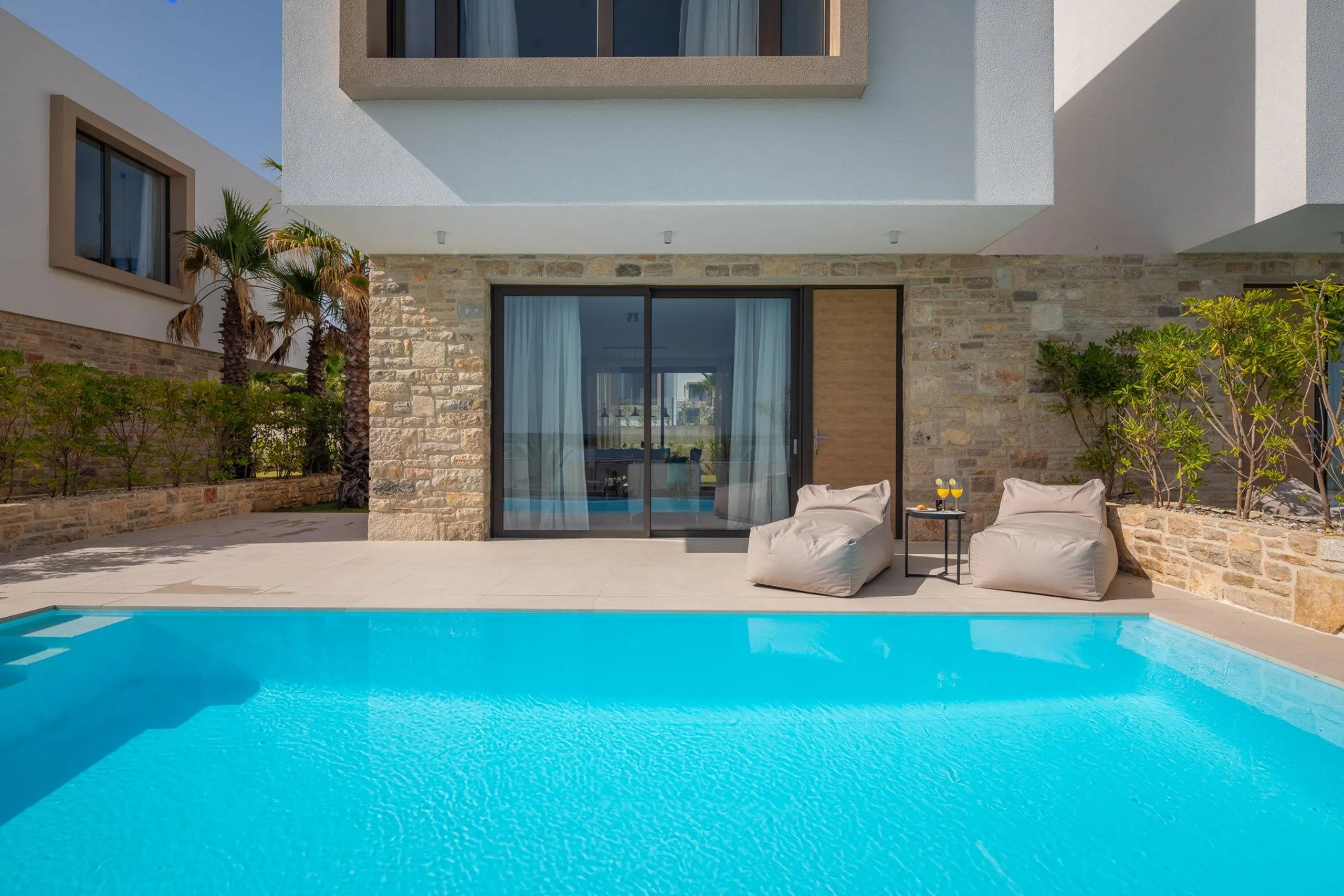 Gleaming Villa with Pool with Endless Sea on the Horizon — photograph 5